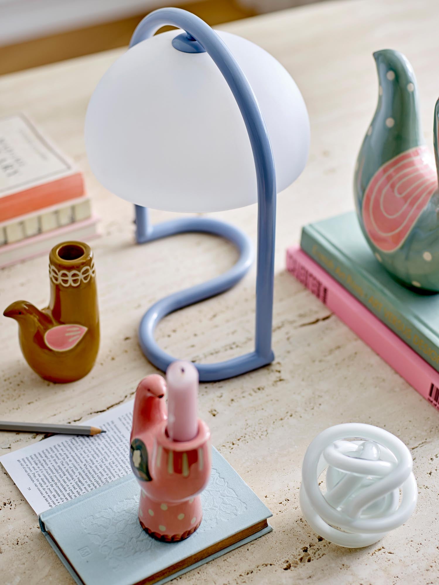 Die Favour Tischlampe von Bloomingville in Blau aus Acryl bietet modernes Design und stilvolle Beleuchtung für jeden Raum.