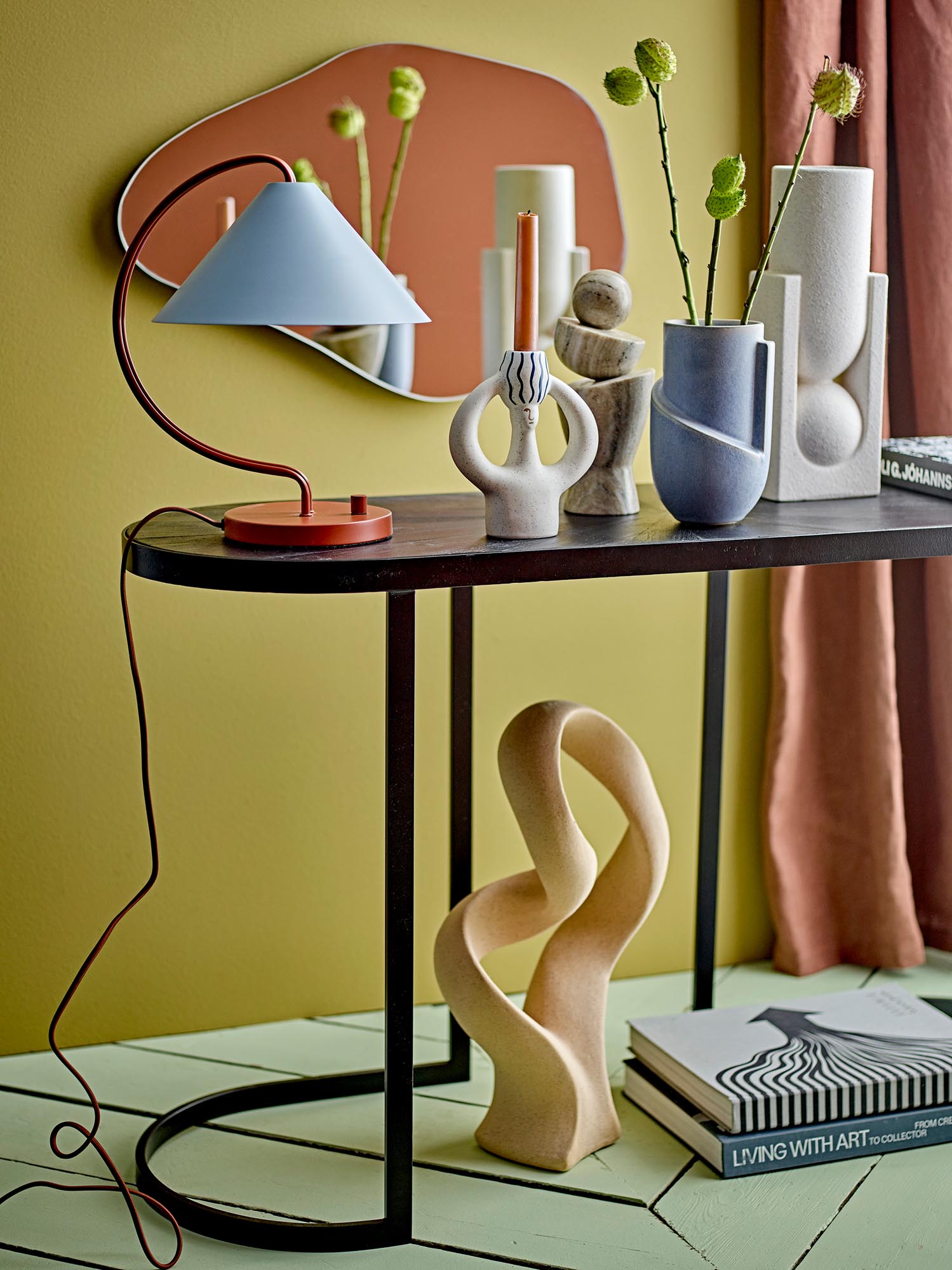 Die Salome Vase von Bloomingville: Eleganz in Weiss, skandinavisches Design aus robustem Steingut, ideal für Blumenarrangements.