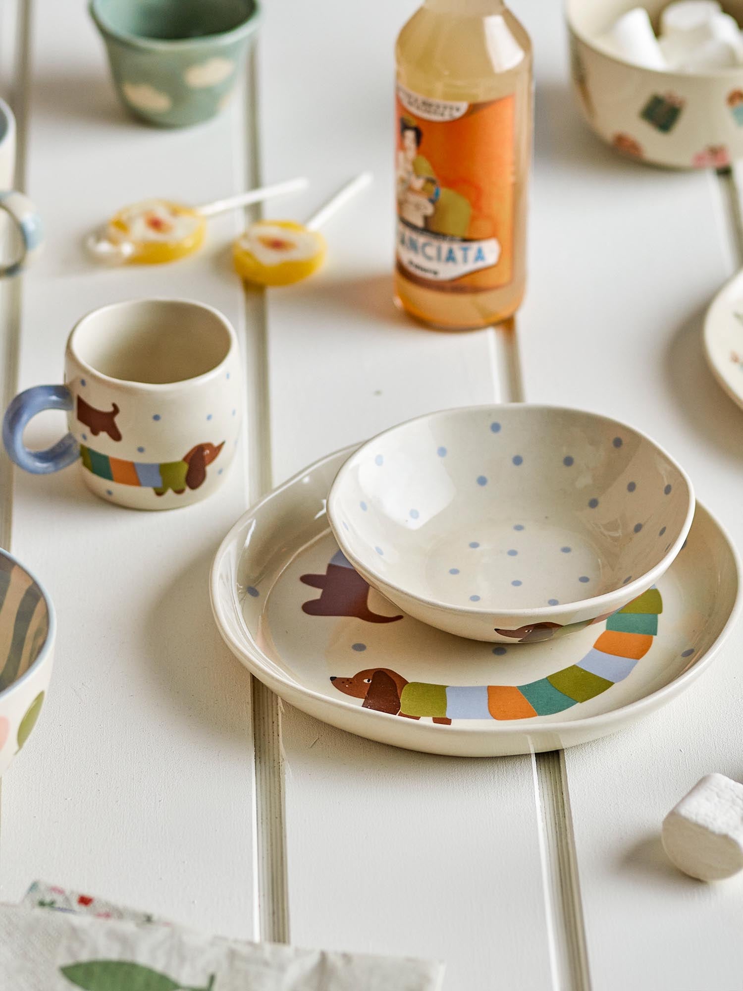 Das Charlie Geschirr-Set in sanftem Blau mit Hundemotiv ist robust, spülmaschinenfest und ideal für Kinder.