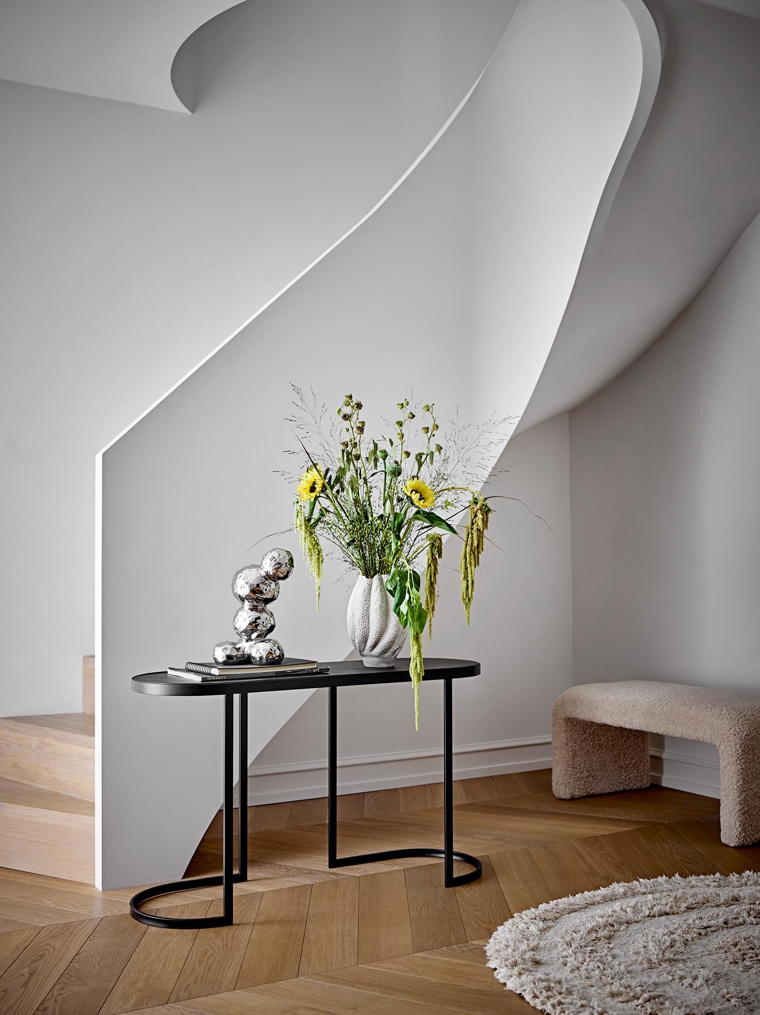 Eleganter Carter Konsolentisch aus schwarzem Tannenholz von Bloomingville, ideal für stilvolle und funktionale Einrichtung.