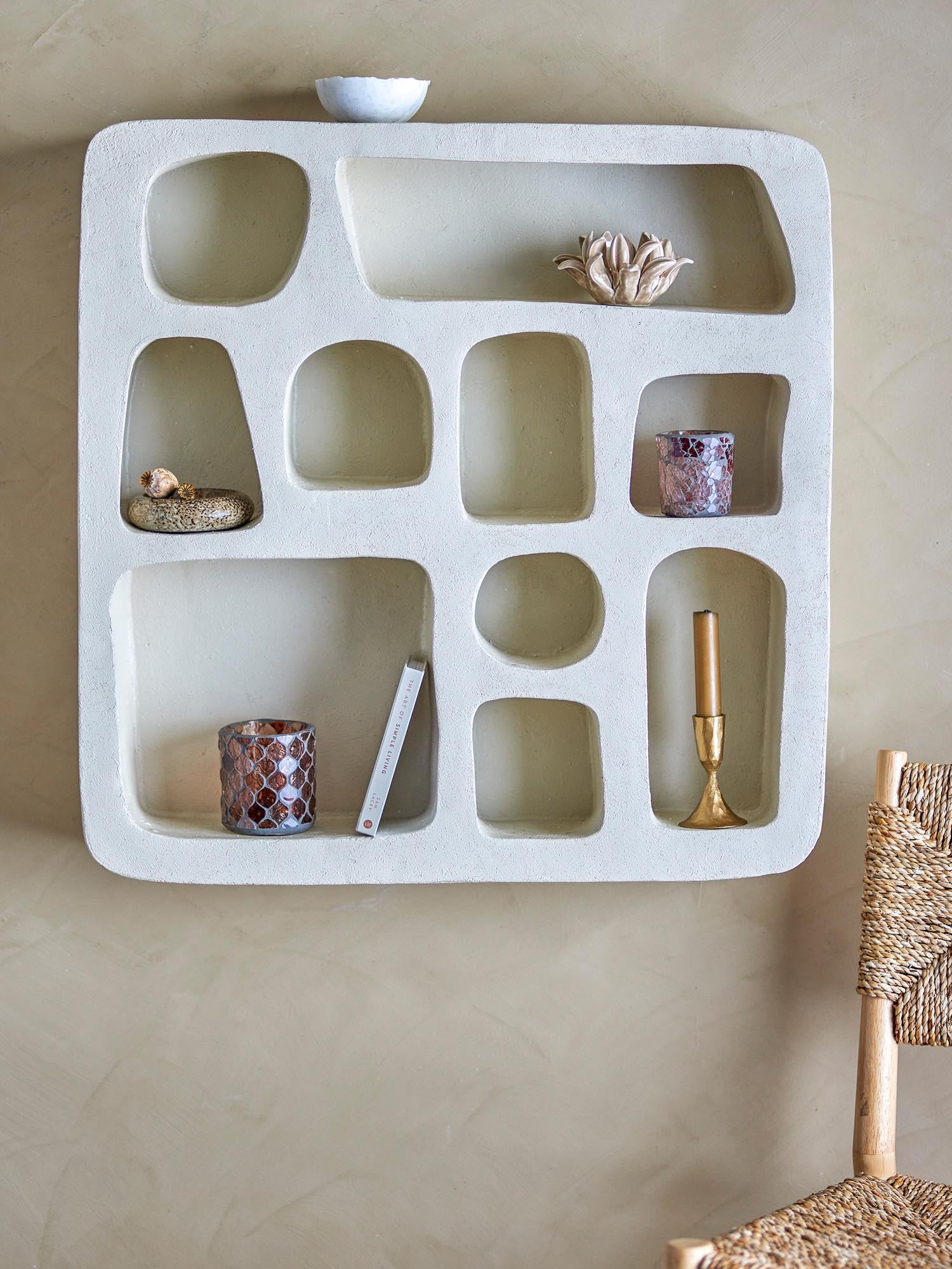 Antonio Regal aus Polyresin in Natur von Bloomingville: stilvolles Design, vielseitig einsetzbar, ideal für moderne Wohnräume.