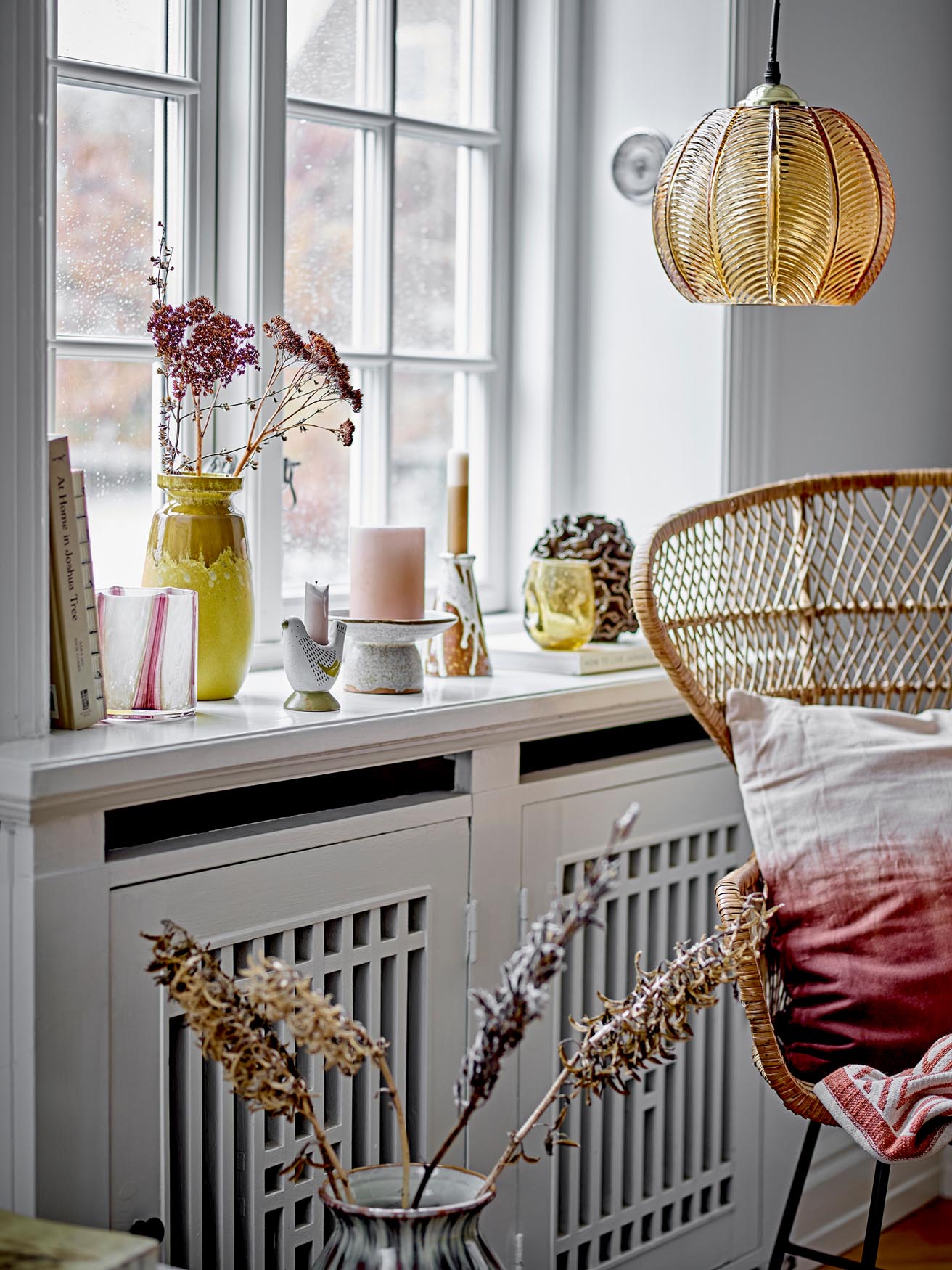 Stilvoller Reem Kerzenhalter aus robustem Steingut in Braun. Handbemalt für individuelle Akzente in jedem Wohnraum.