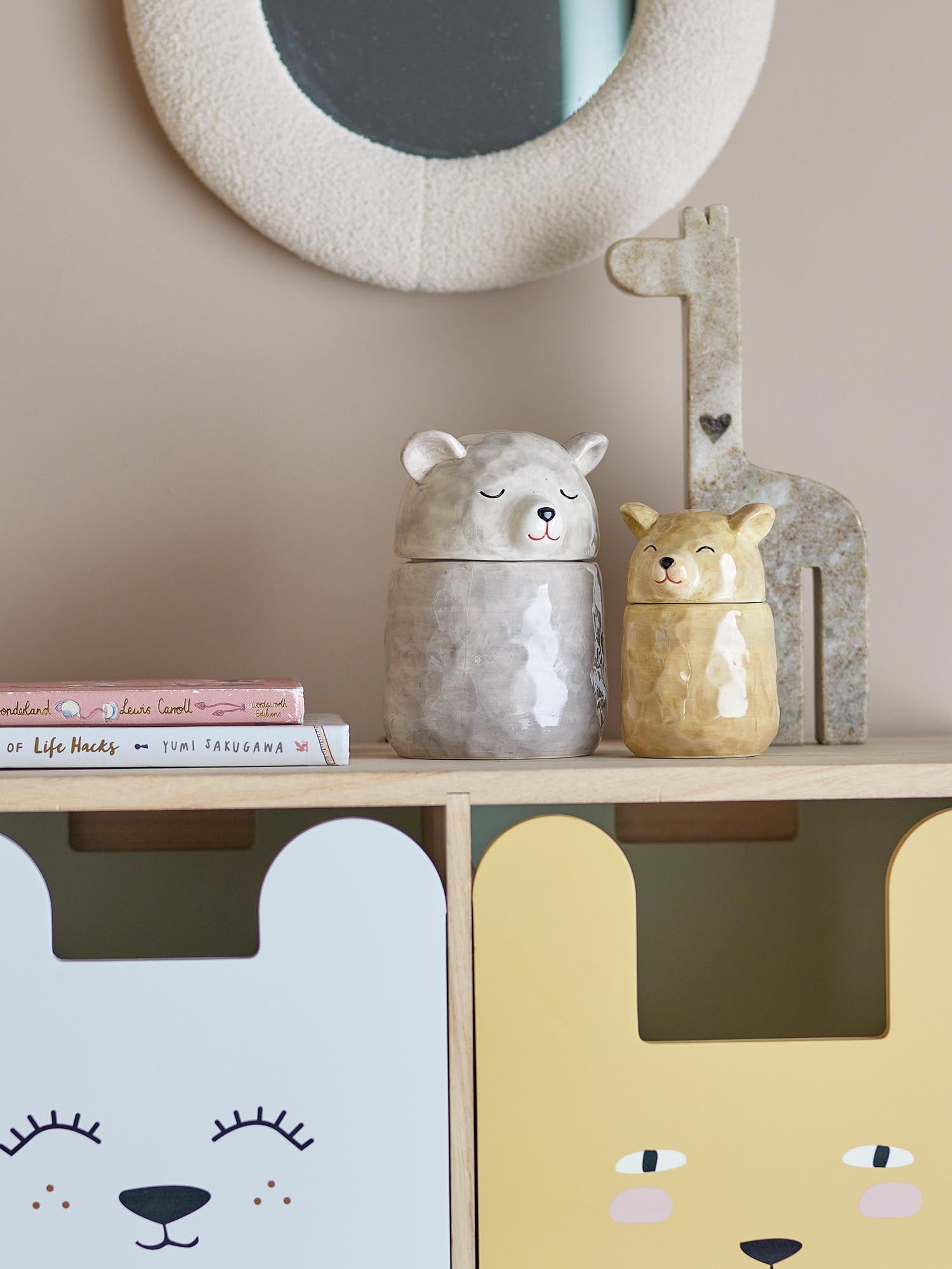 Das Puk Gefäss von Bloomingville MINI ist ein stilvolles, graues Steingut-Accessoire mit Deckel und Silikondichtung, ideal für Aufbewahrung.