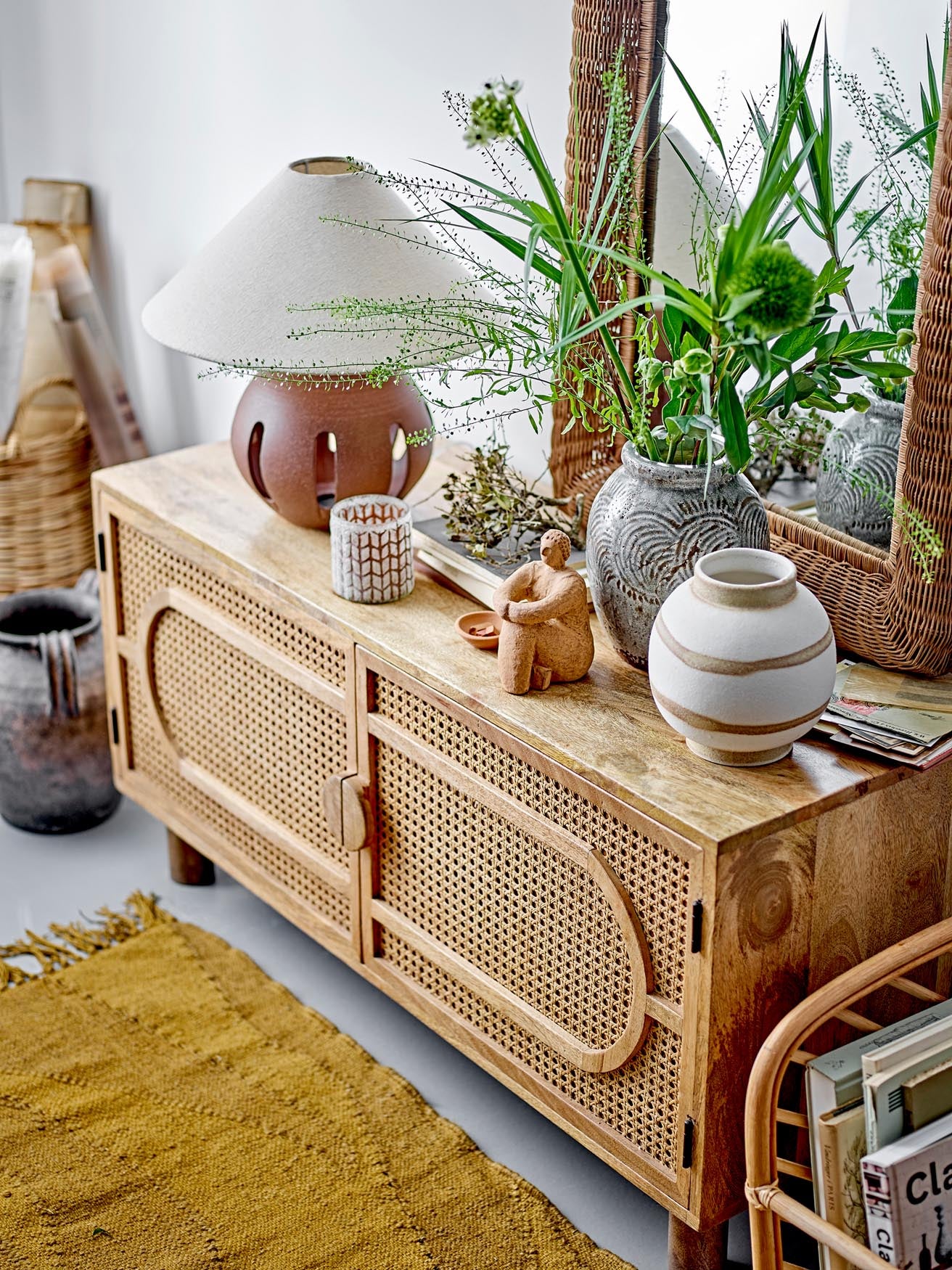 Elegante Sandhya Deko von Bloomingville in erdigen Terrakotta-Tönen.