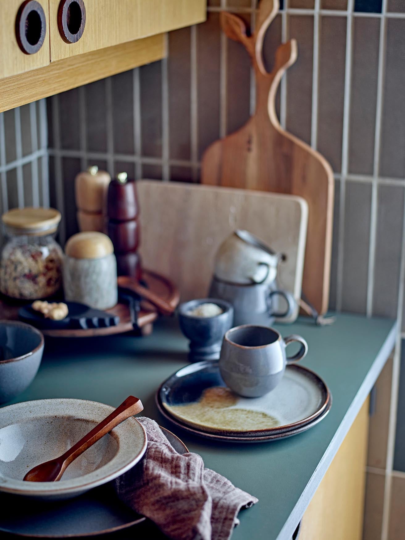 Die Sandrine Schale aus Steingut in natürlichem Design von Bloomingville ist ideal für stilvolles Servieren und Dekorieren.