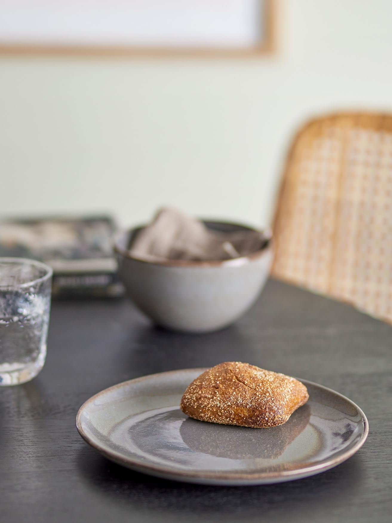 Moderner Sandrine Teller aus grauem Steingut von Bloomingville.