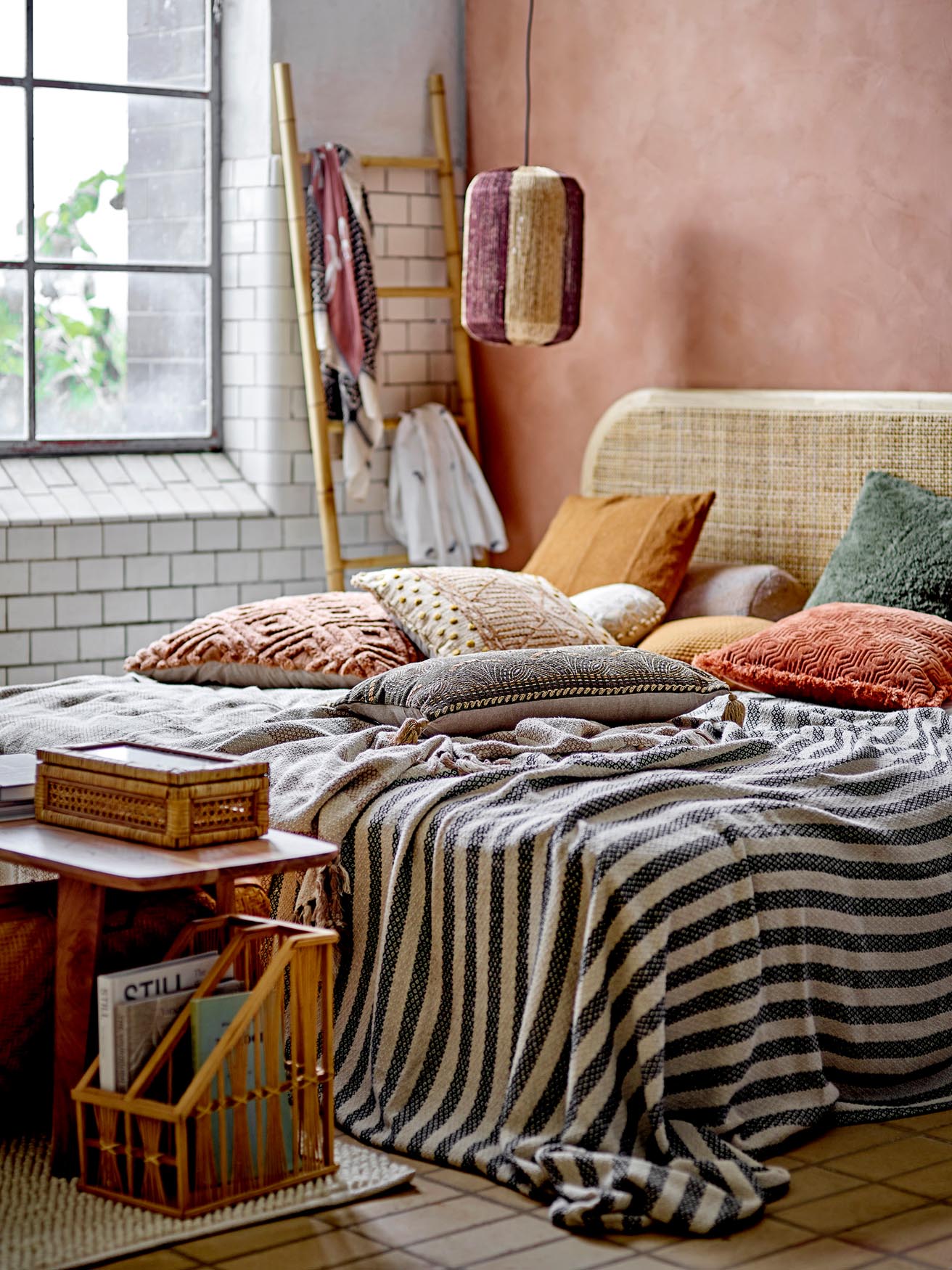 Bringen Sie mit dem Turin Kissen von Bloomingville in elegantem Grün frischen Wind in Ihr Zuhause. Hochwertige Materialien sorgen für Stil und Gemütlichkeit.