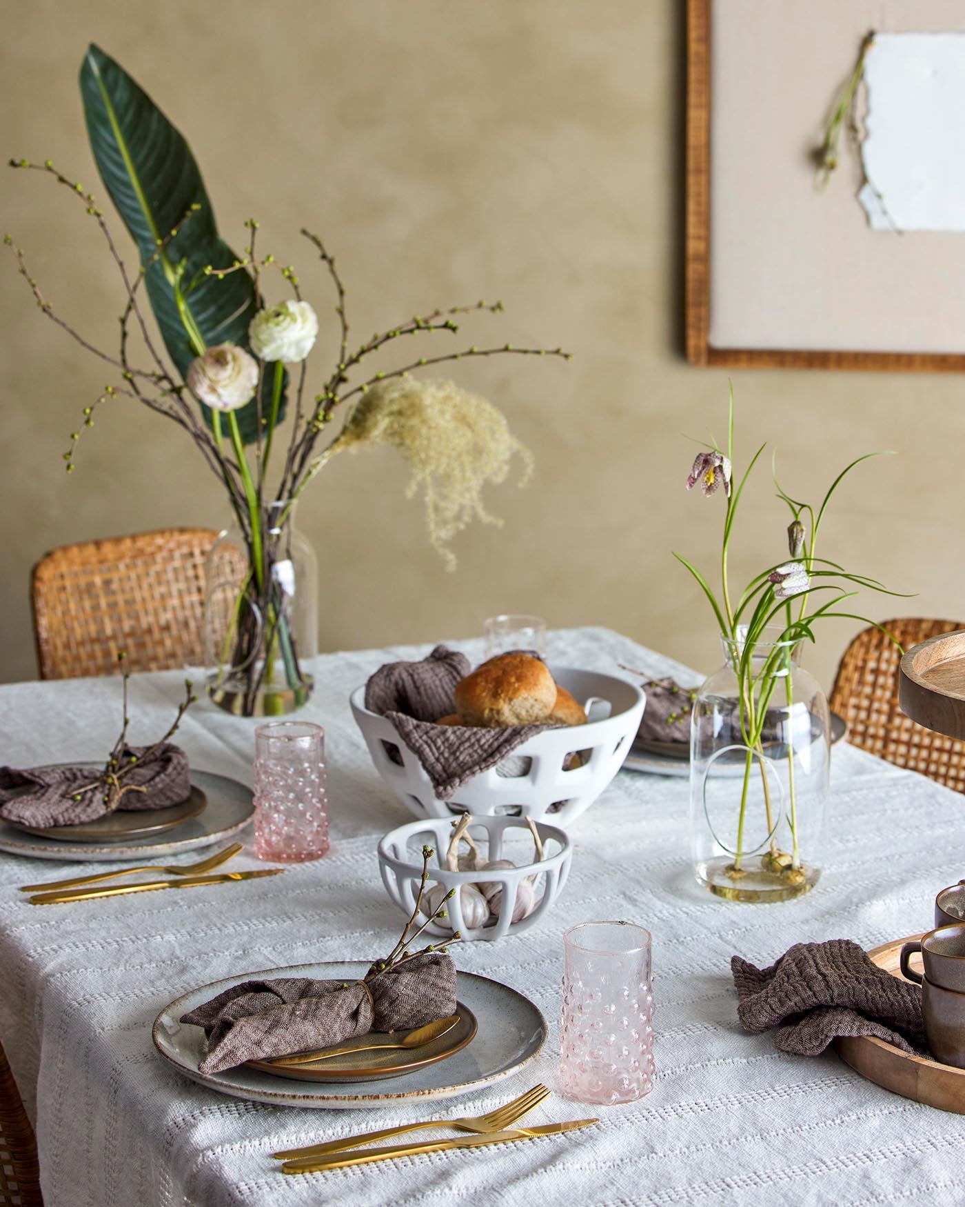 Hochwertige weisse Baumwoll-Decke von Bloomingville für Gemütlichkeit.