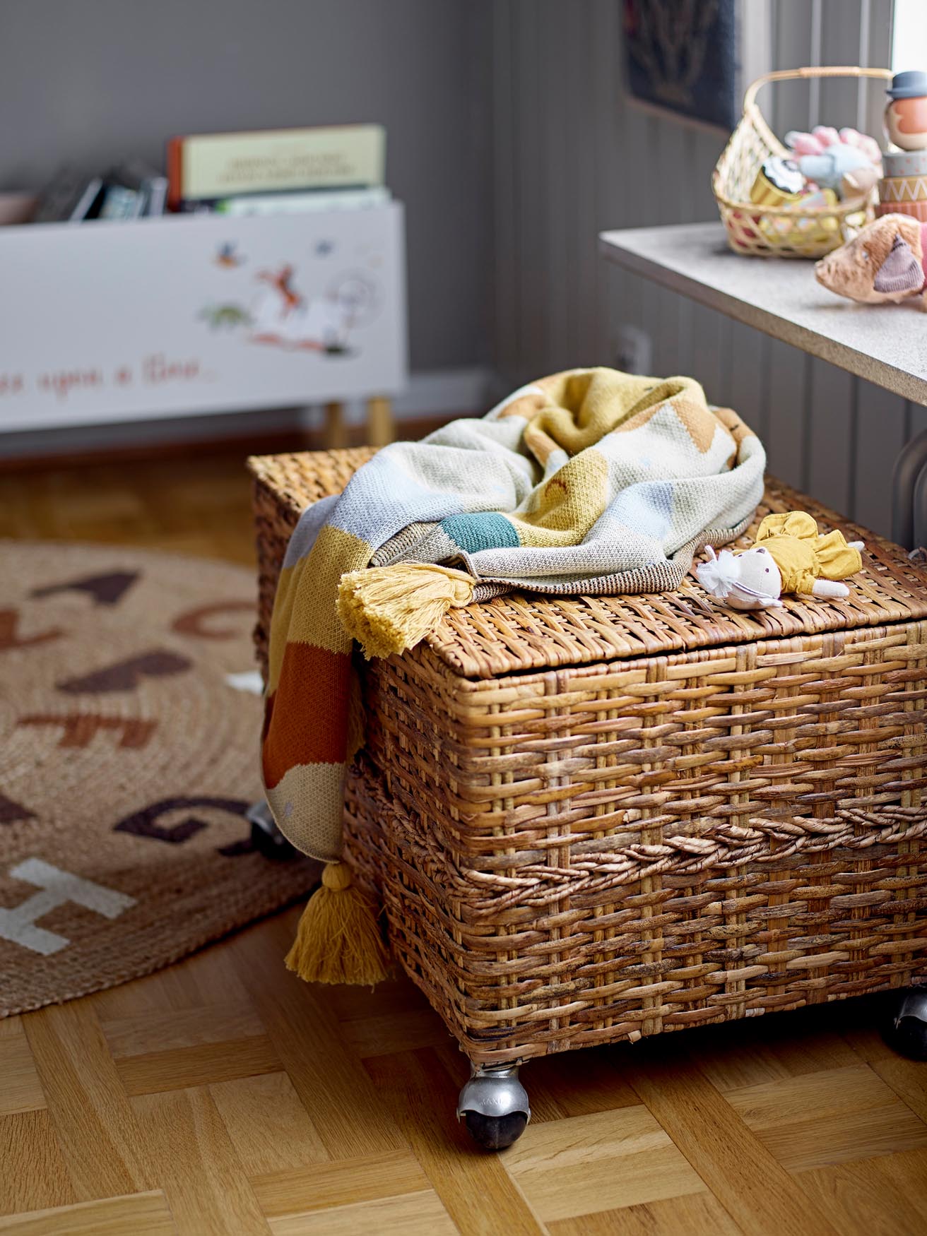 Brauner Dinne Teppich aus 100% Jute von Bloomingville Mini – ideal für Kinderzimmer, pflegeleicht und kreativitätsfördernd.
