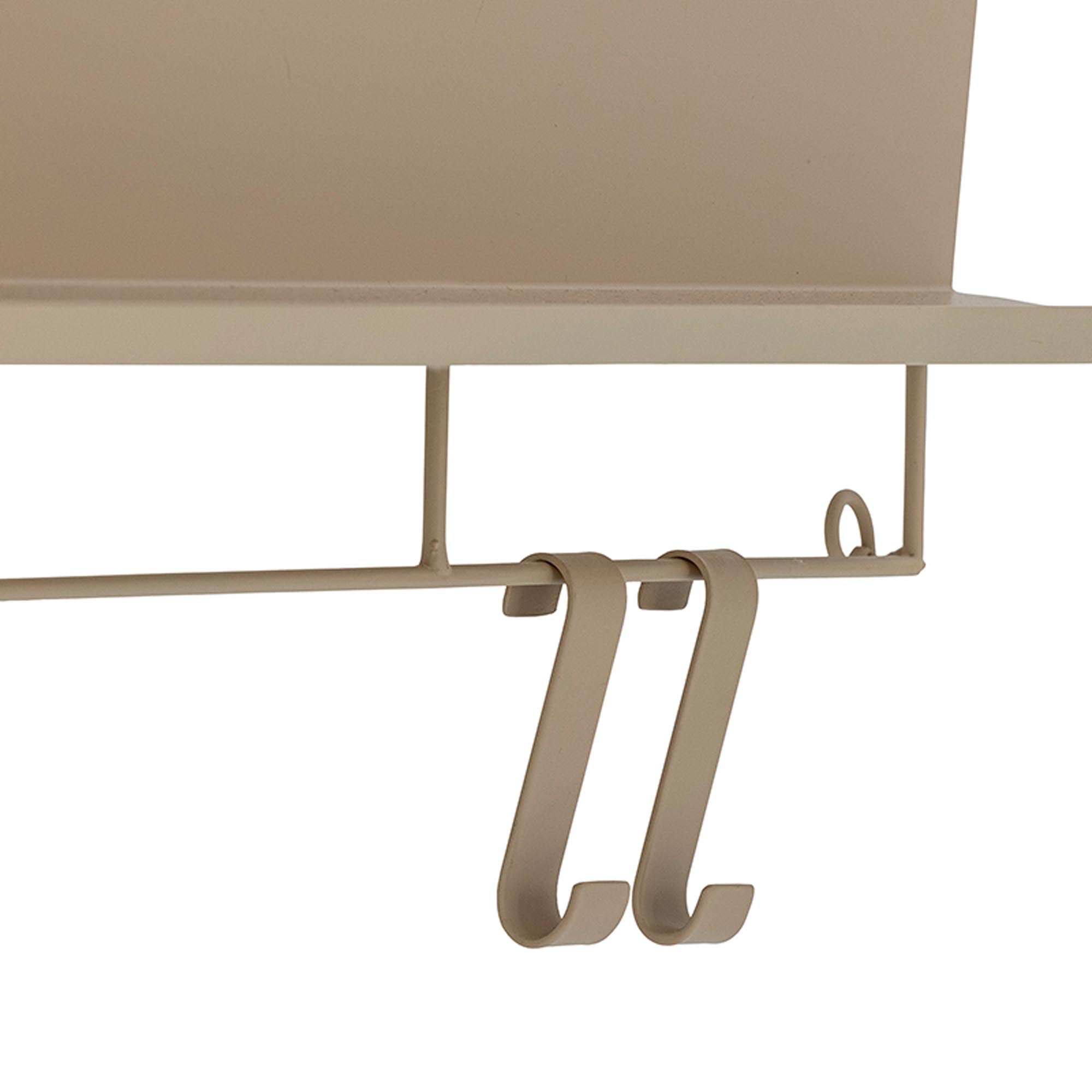 Das Osca Regal von Bloomingville kombiniert elegantes Design mit praktischen Ablagen und Haken, perfekt für jeden Wohnraum.