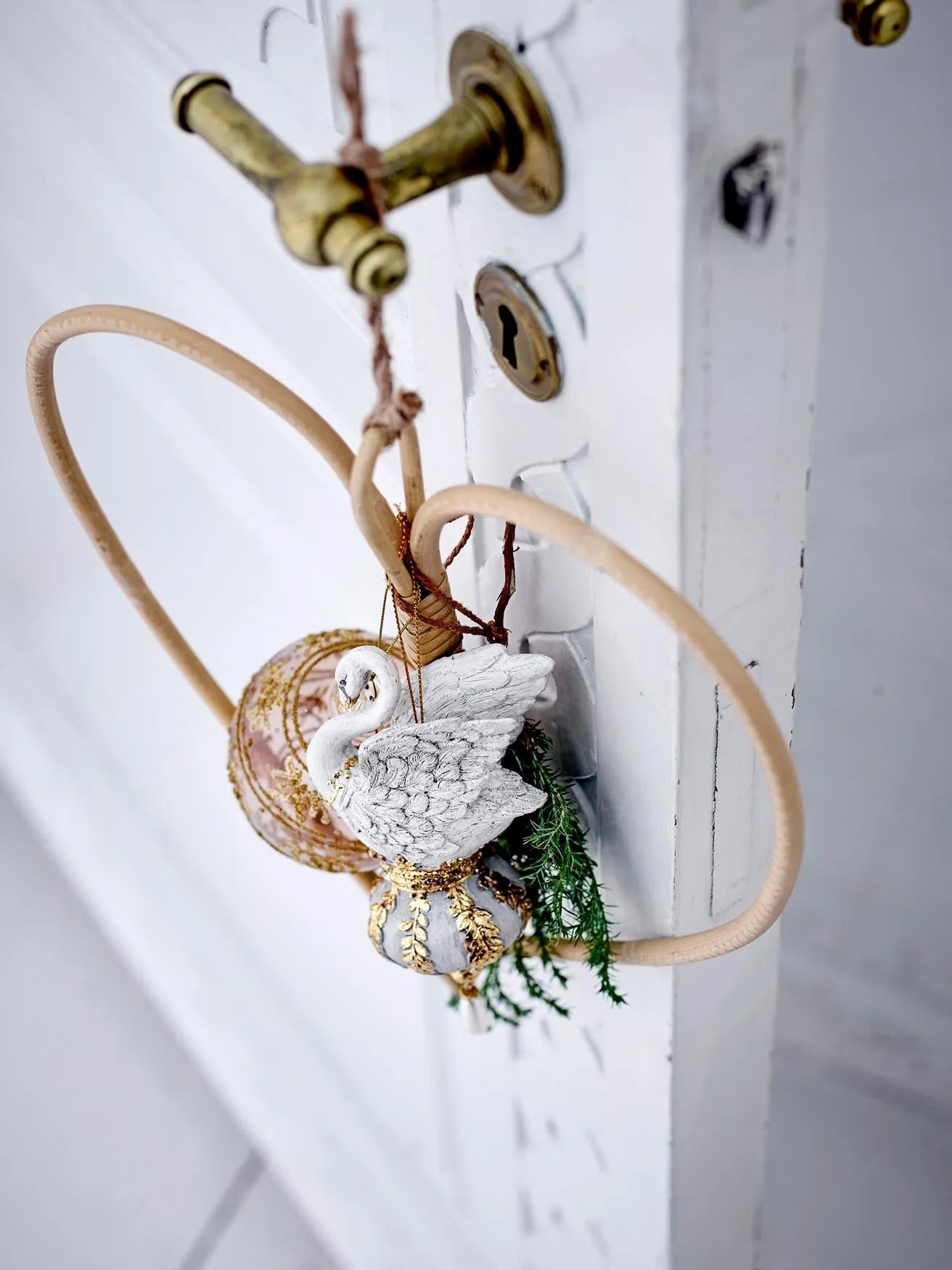 Elegantes Jenelle Ornament aus Goldharz für stilvolle Dekoration.