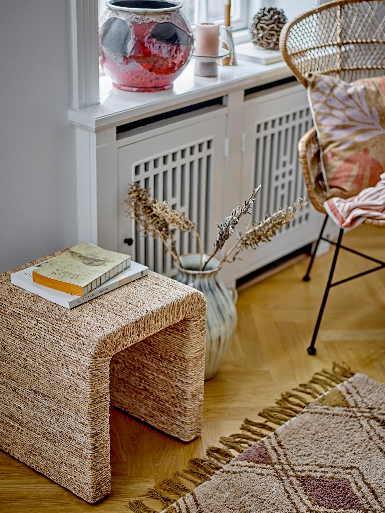 Eleganter roter Steingut-Blumentopf von Bloomingville für Pflanzen.