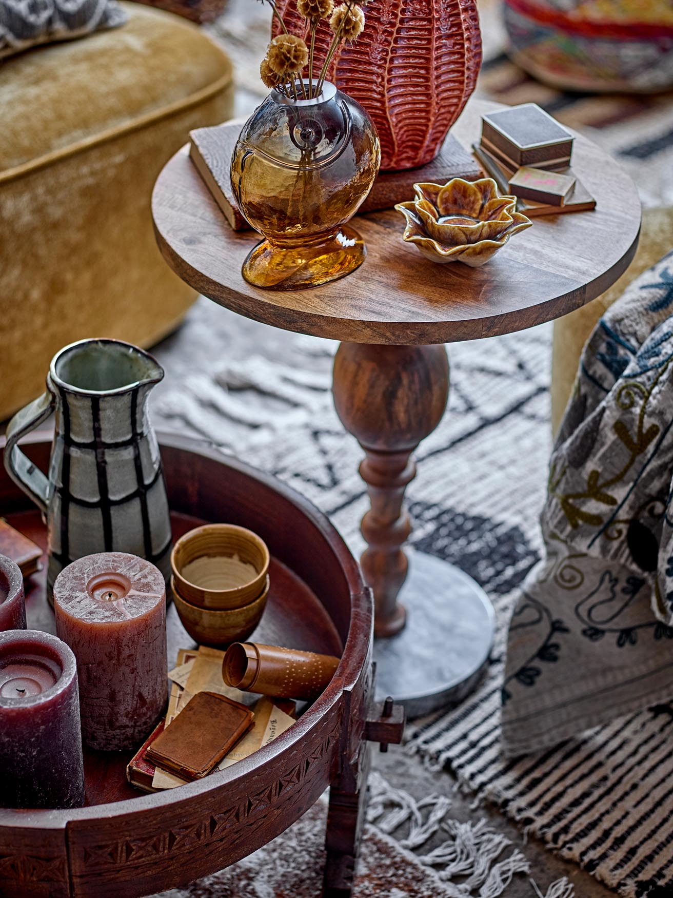 Der Dinah Teelichthalter aus braunem Steingut vereint natürliche Eleganz und warme Ausstrahlung für stimmungsvolle Wohnmomente.