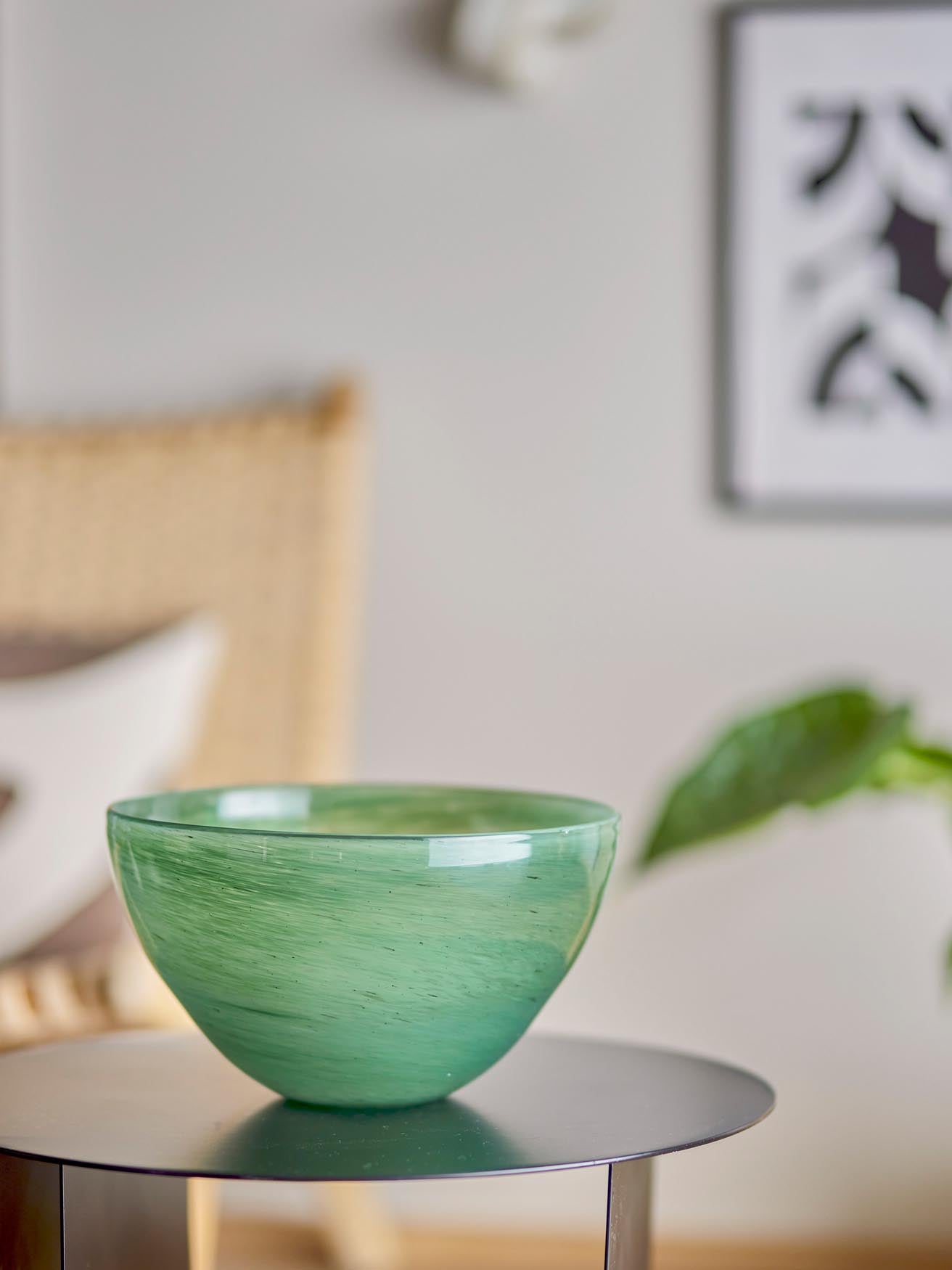 Esmaralda Schale: Handgefertigte grüne Glas-Ästhetik von Bloomingville.