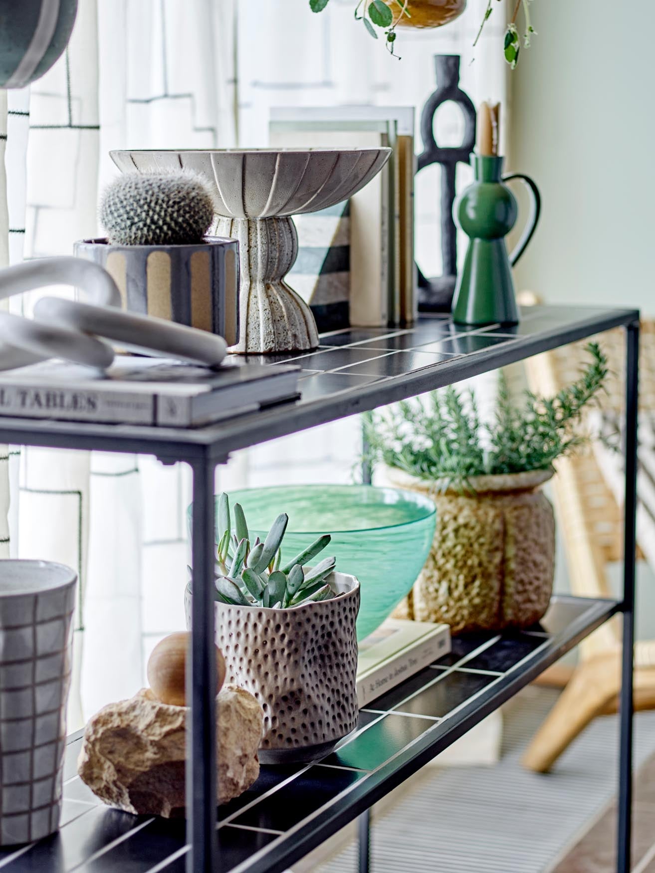 Entdecken Sie den Ritza Blumentopf von Bloomingville: Elegantes, braunes Steingut, ideal für Ihre Pflanzen und ein echter Hingucker in jedem Raum.