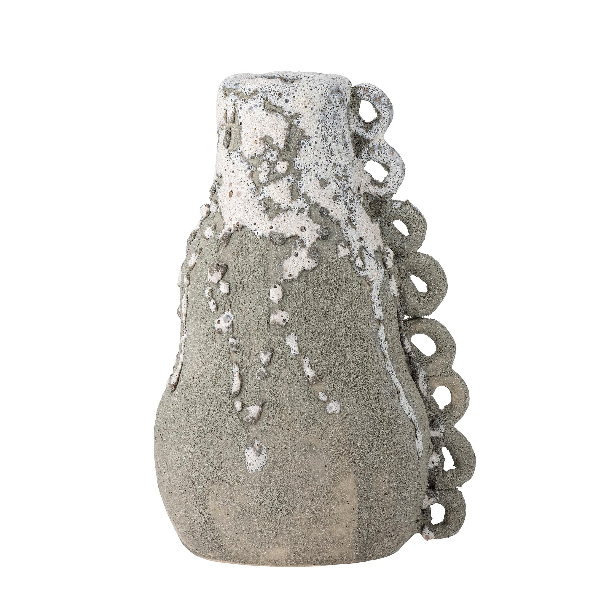 Der Souri Kerzenhalter aus grauem Steingut besticht durch rustikale Glasur und dekorative Schlaufen. Ein Unikat für stilvolle Wohnräume.