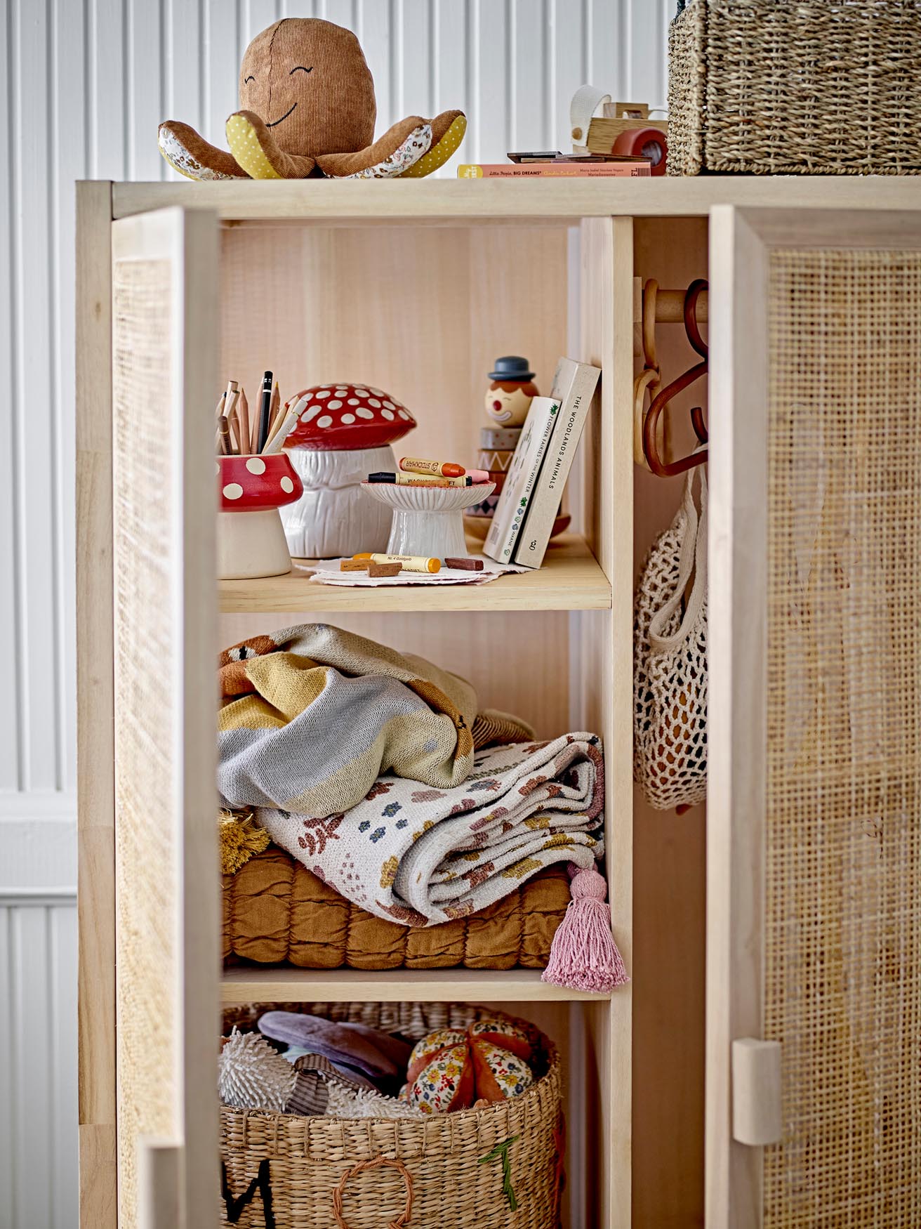 Das charmante, rote Sophine Gefäss mit Deckel von Bloomingville MINI aus robustem Steingut vereint Funktionalität und verspieltes Design.