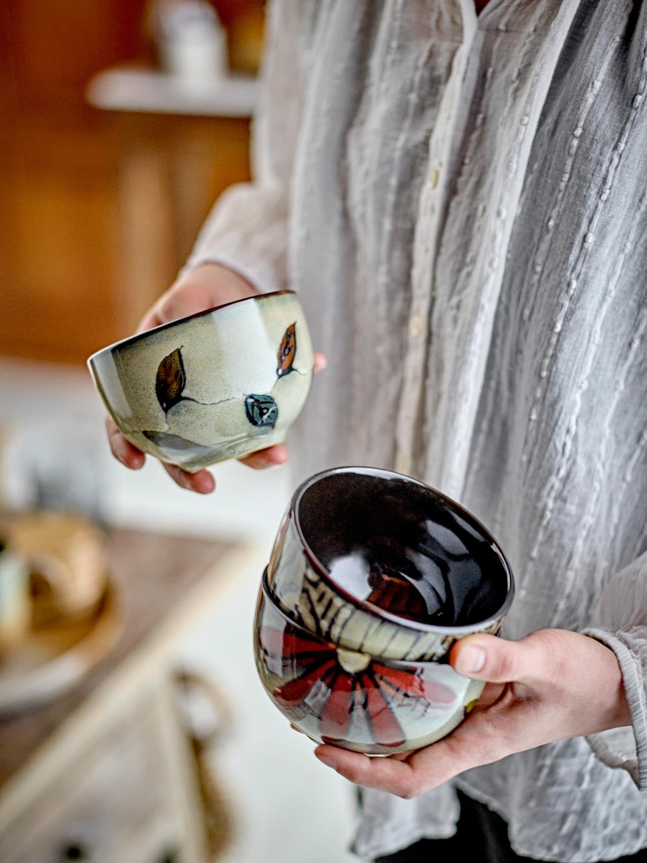 Die Samran Schale aus braunem Steingut von Creative Collection besticht durch ihr stilvolles Design und hochwertige Verarbeitung.