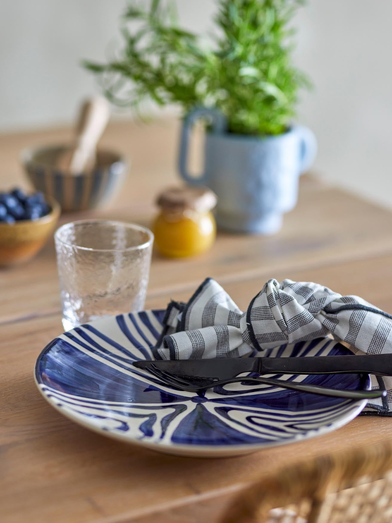 Der Shama Teller von Bloomingville aus blauem Steingut überzeugt mit stilvollem Design und ist ideal für stilvolle Tischdekorationen.