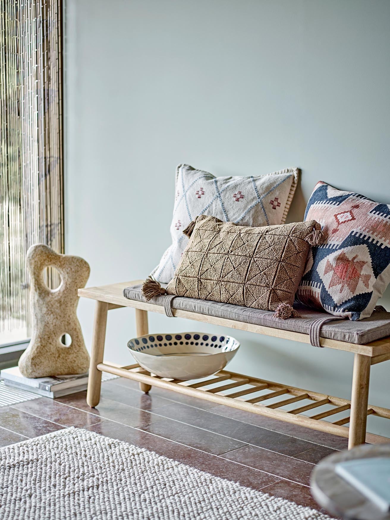 Die Shama Schale in Orange von Bloomingville aus Steingut besticht durch ihr stilvolles Design und ihre hochwertige Verarbeitung.