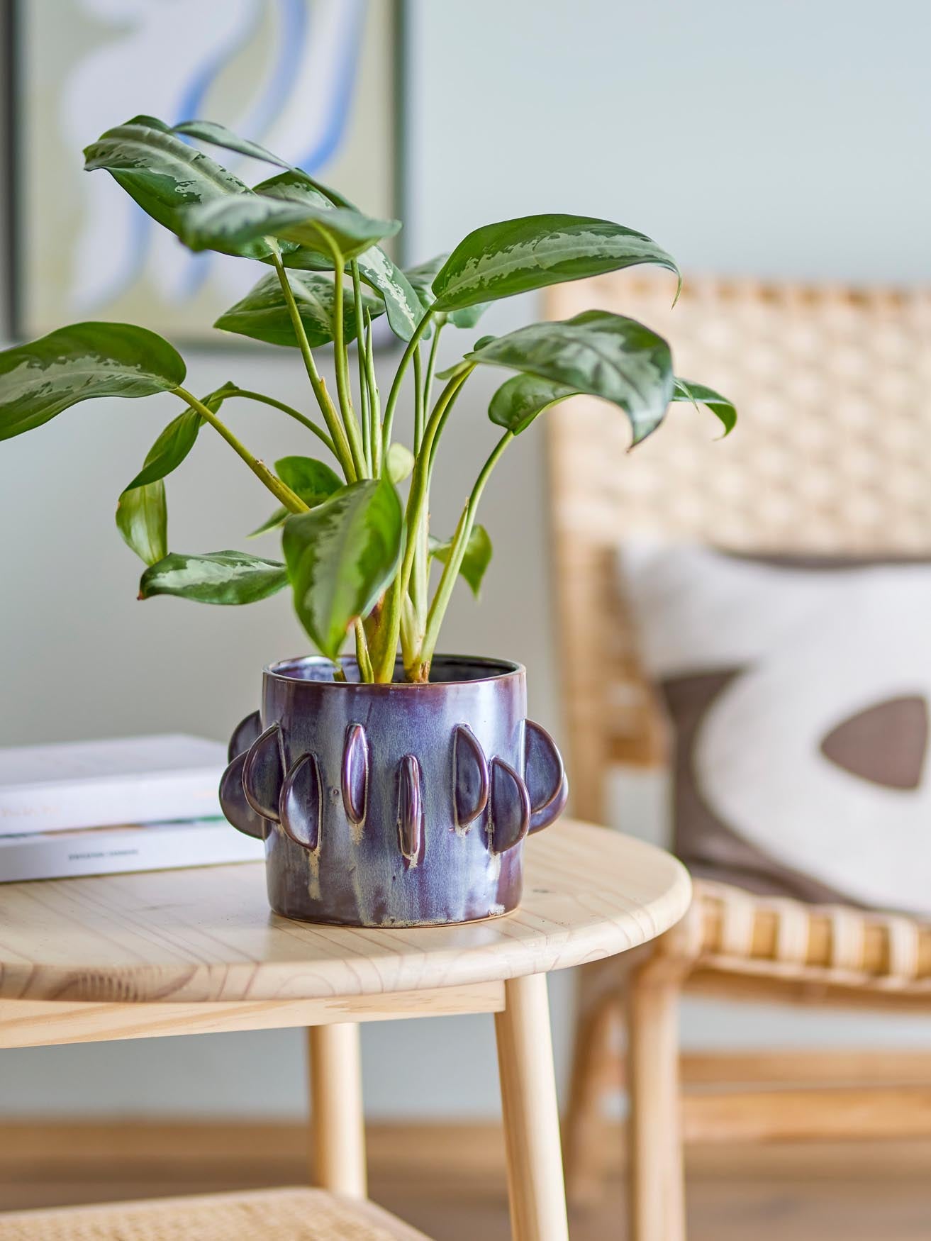 Der Roza Blumentopf von Bloomingville: Graues Steingut mit Glitzerglasur, skulptural und atmungsaktiv, ideal für Pflanzen.