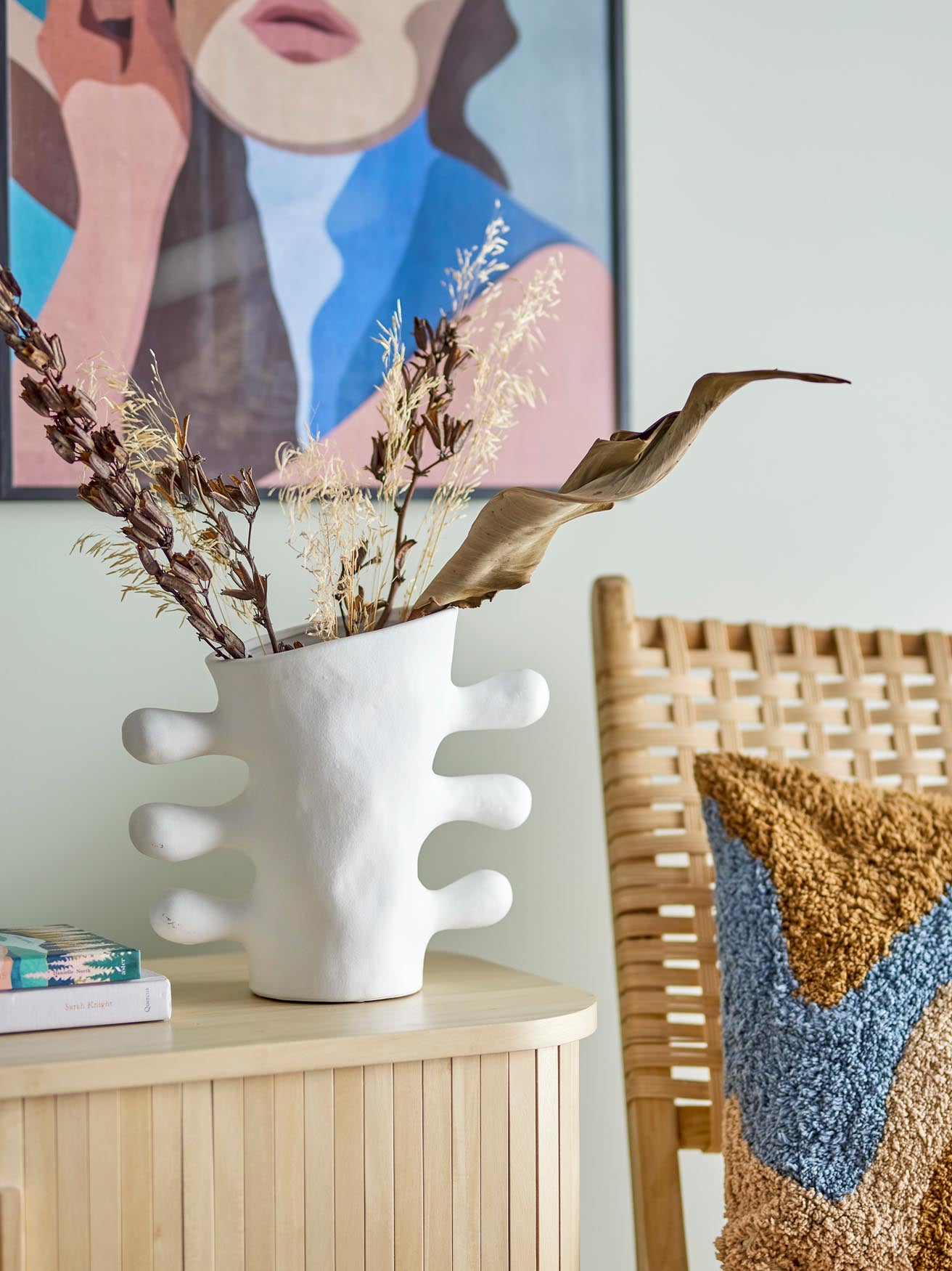 Pernilla Vase in Weiss: Skandinavisches Design aus Steingut.