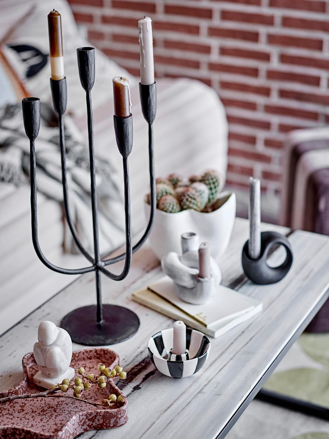 Entdecken Sie das Lakey Tablett von Bloomingville: Ein elegantes Steingut-Accessoire in warmem Braun, perfekt für Küche und Dekoration.