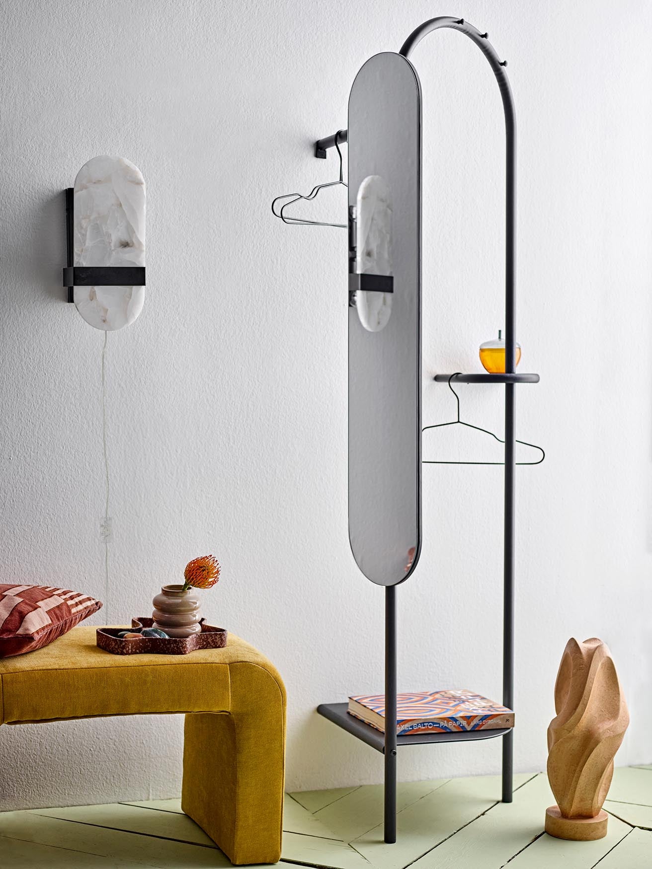 Rustikales Lakey Tablett aus braunem Steingut von Bloomingville.