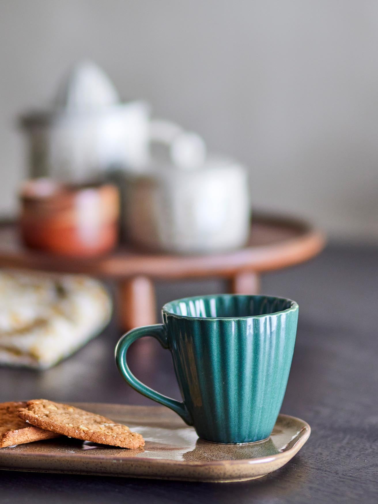 Eleganter grüner Becher aus Steingut von Bloomingville, ideal für stilvollen Kaffeegenuss und modernes Tischgeschirr.