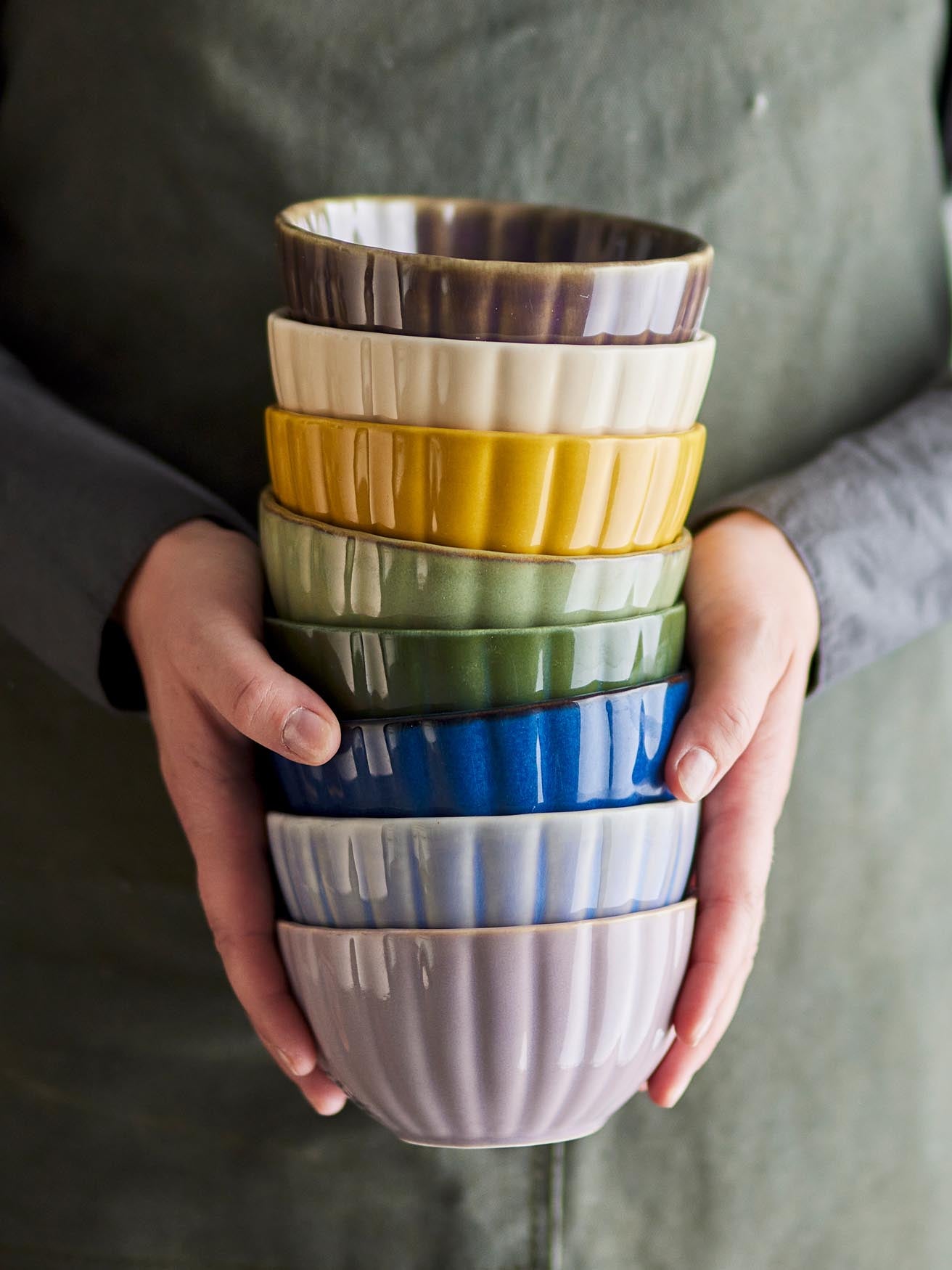 Die Latina Schale in Grün von Bloomingville besticht durch ihr stilvolles Steingut-Design und ihre hochwertige Verarbeitung.