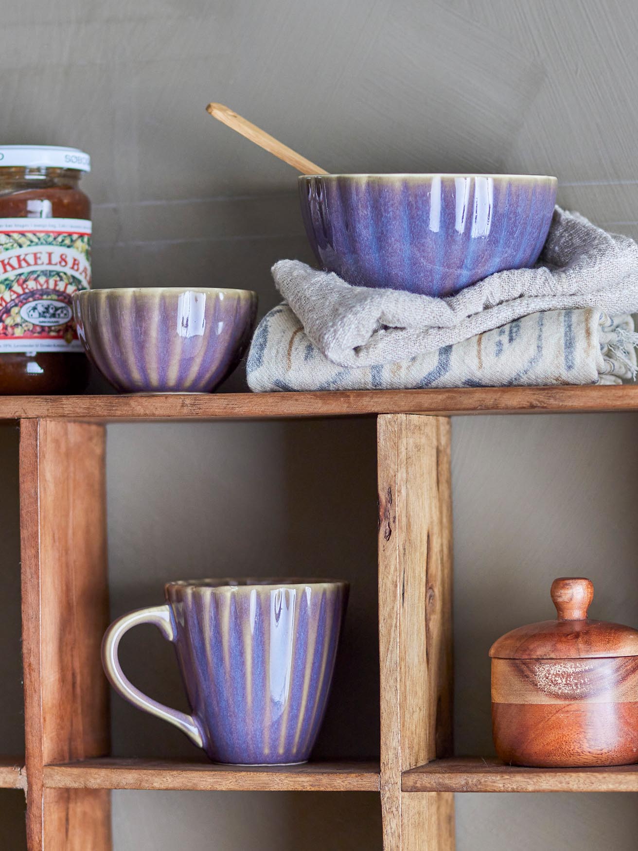 Elegante violette Steingutschale von Bloomingville für stilvolle Snacks.