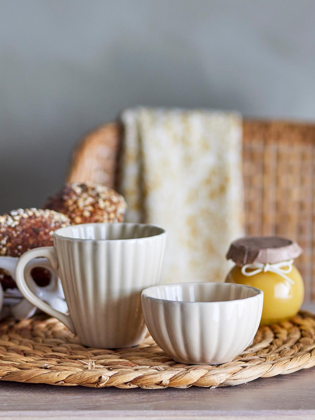 Elegante Steingutschale von Bloomingville für stilvolle Präsentationen.