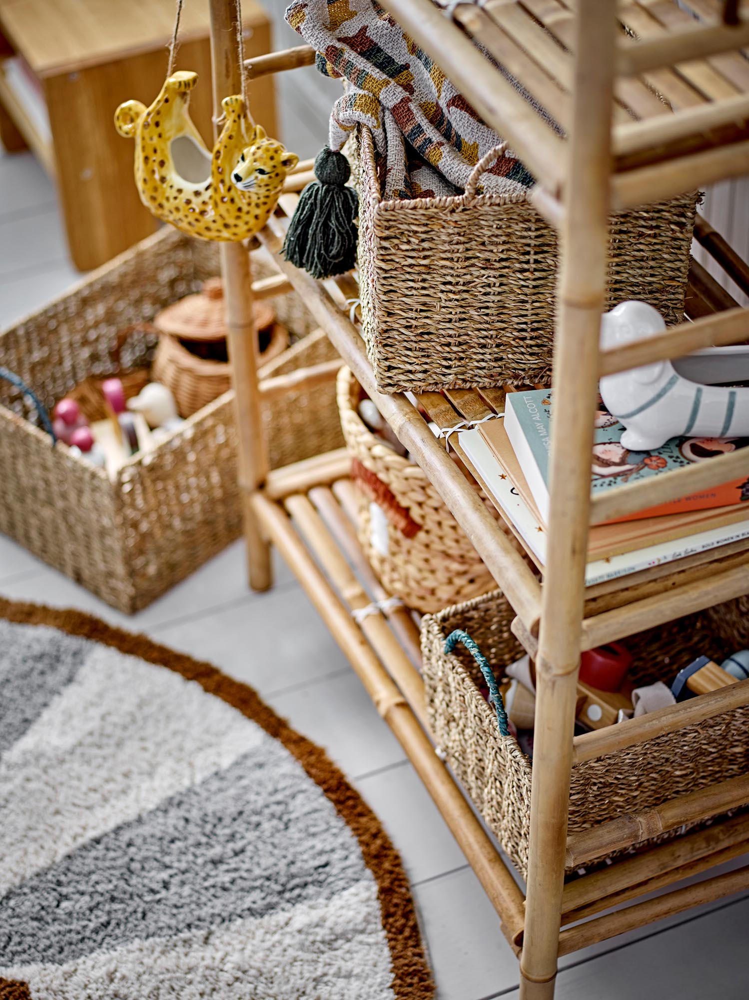 Hängender Blumentopf aus gelber Keramik von Bloomingville Mini, ideal für stilvolle Pflanzenpräsentation in jedem Raum.