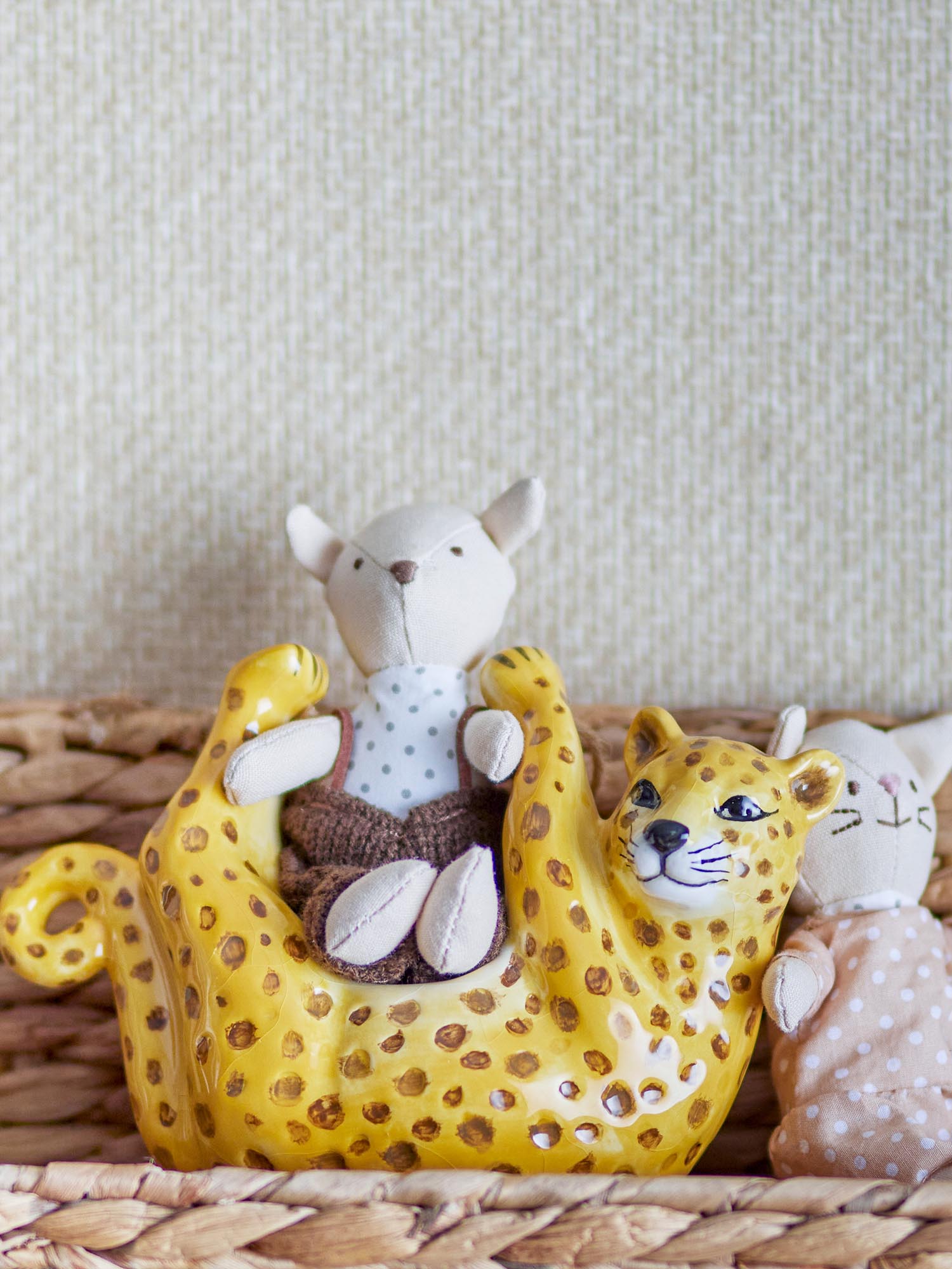 Hängender gelber Keramik-Blumentopf von Bloomingville Mini, perfekt für eine charmante Pflanzenpräsentation in Ihrem Zuhause.