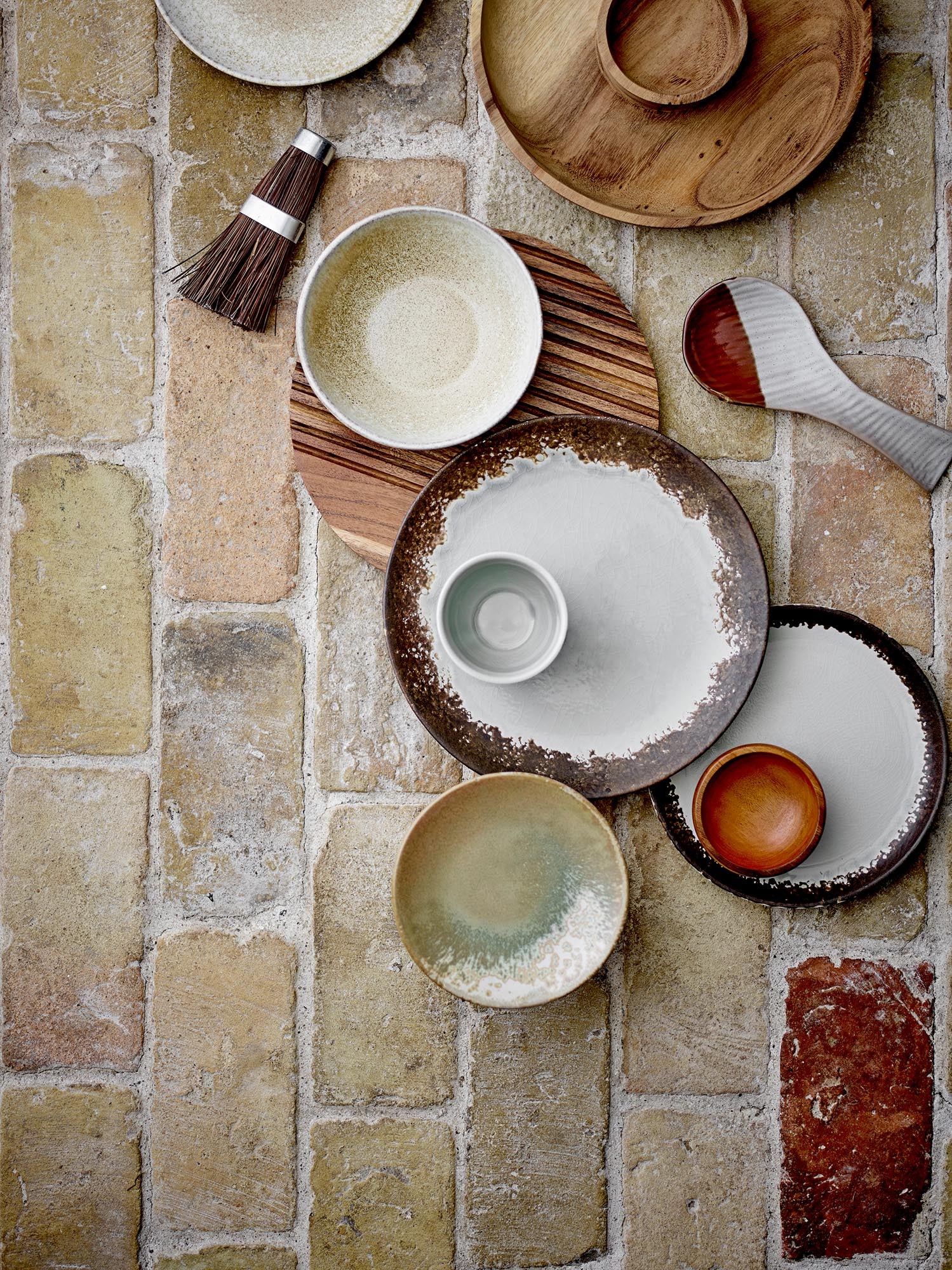 Die Bloomingville Paula Schale aus Steingut in Naturtönen bietet eine elegante und vielseitige Ergänzung für Ihre Tischdekoration.