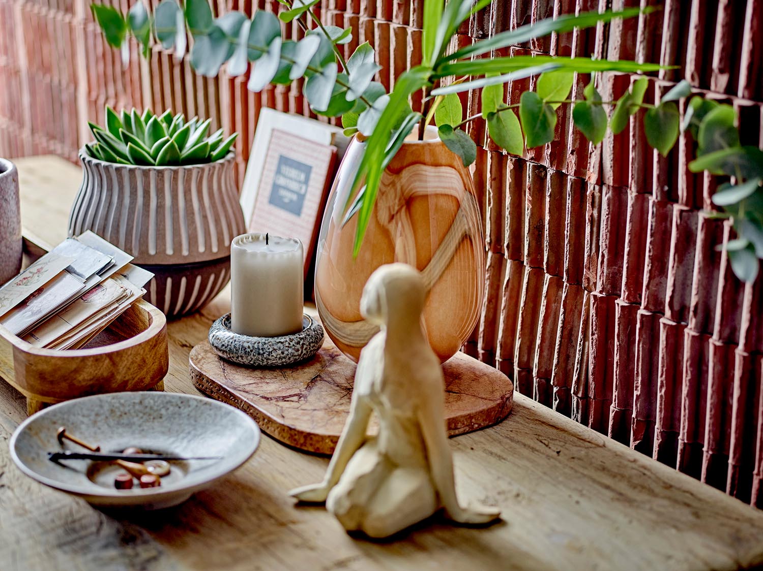 Die Shawl Vase von Bloomingville: Ein mundgeblasenes, orangefarbenes Glaskunstwerk, das Eleganz und Stil in jeden Raum bringt.