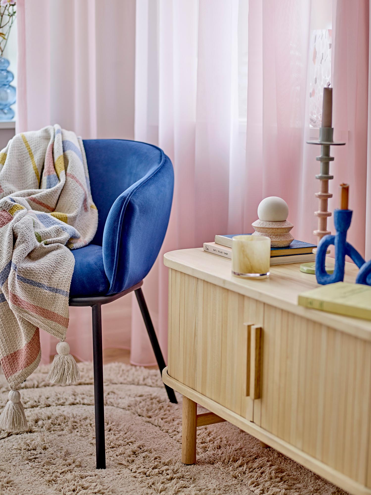 Der Sakkara Teelichthalter von Bloomingville verleiht jedem Raum mit seinem warmen, gelben Glas und einzigartigem Design eine elegante Note.