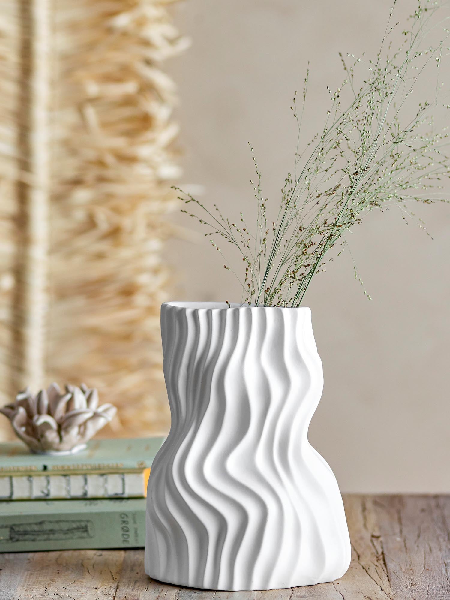 Die Sahal Vase von Bloomingville aus weisser Keramik besticht durch ihr minimalistisches Design und ist ideal für moderne Wohnräume.