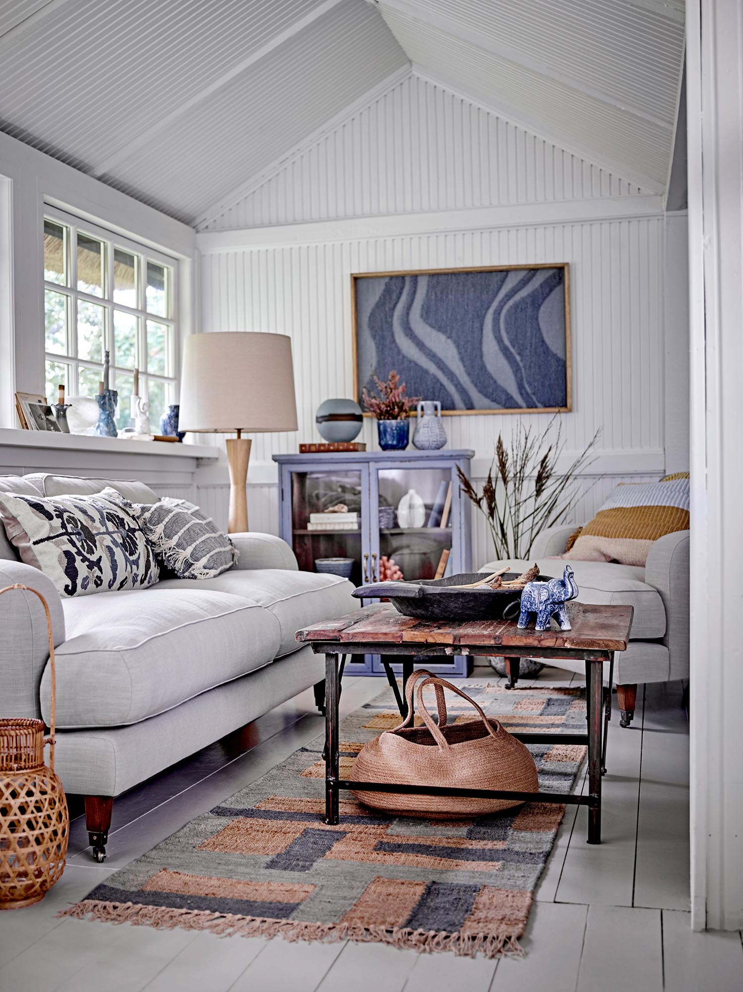 Eleganter Oliphant Teelichthalter aus blauem Steingut von Creative Collection, ideal für stilvolle Dekoration.