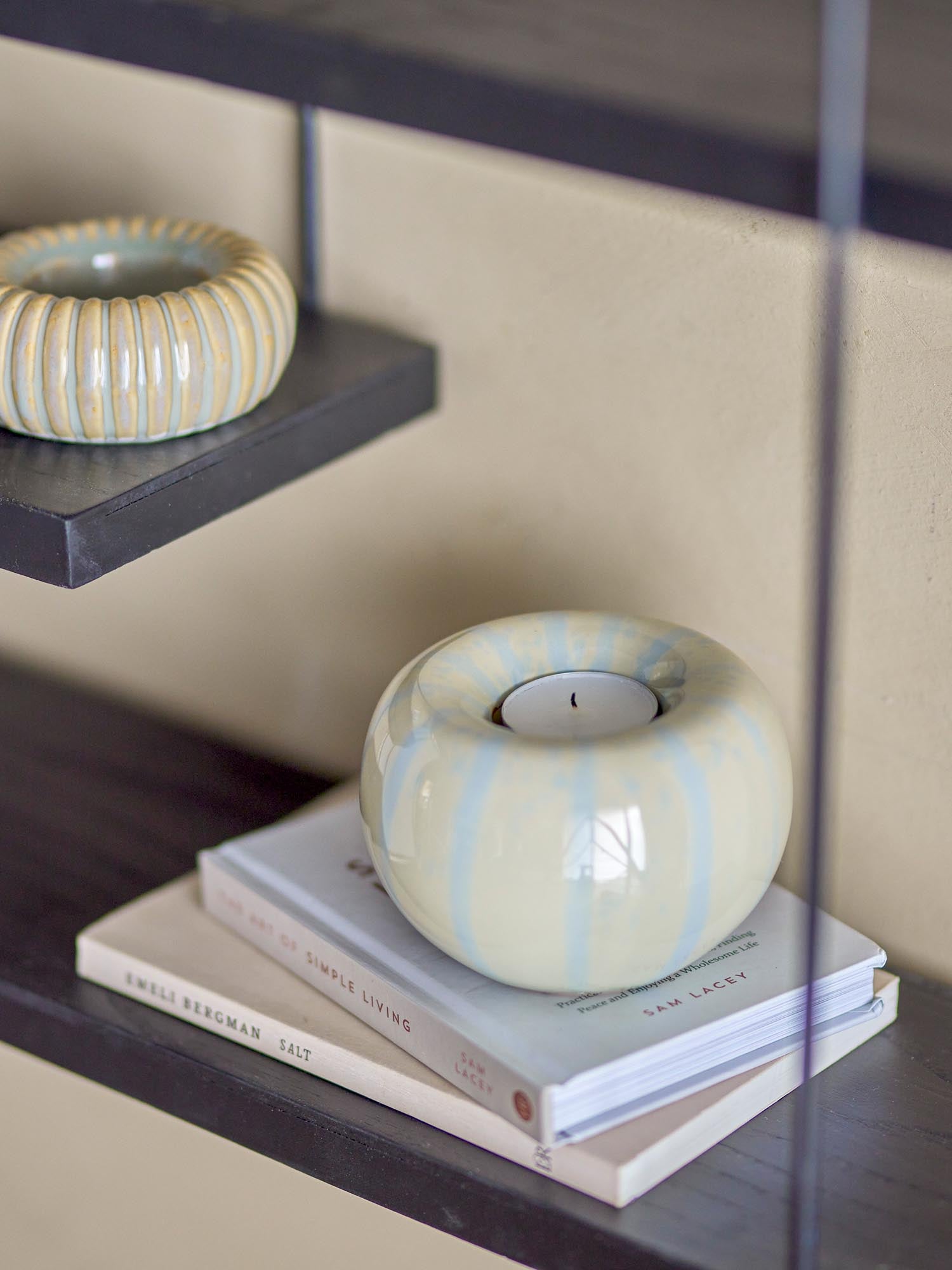 Der Agate Teelichthalter von Bloomingville aus gelbem Steingut bringt warmes Licht und stilvolle Eleganz in Ihr Zuhause.