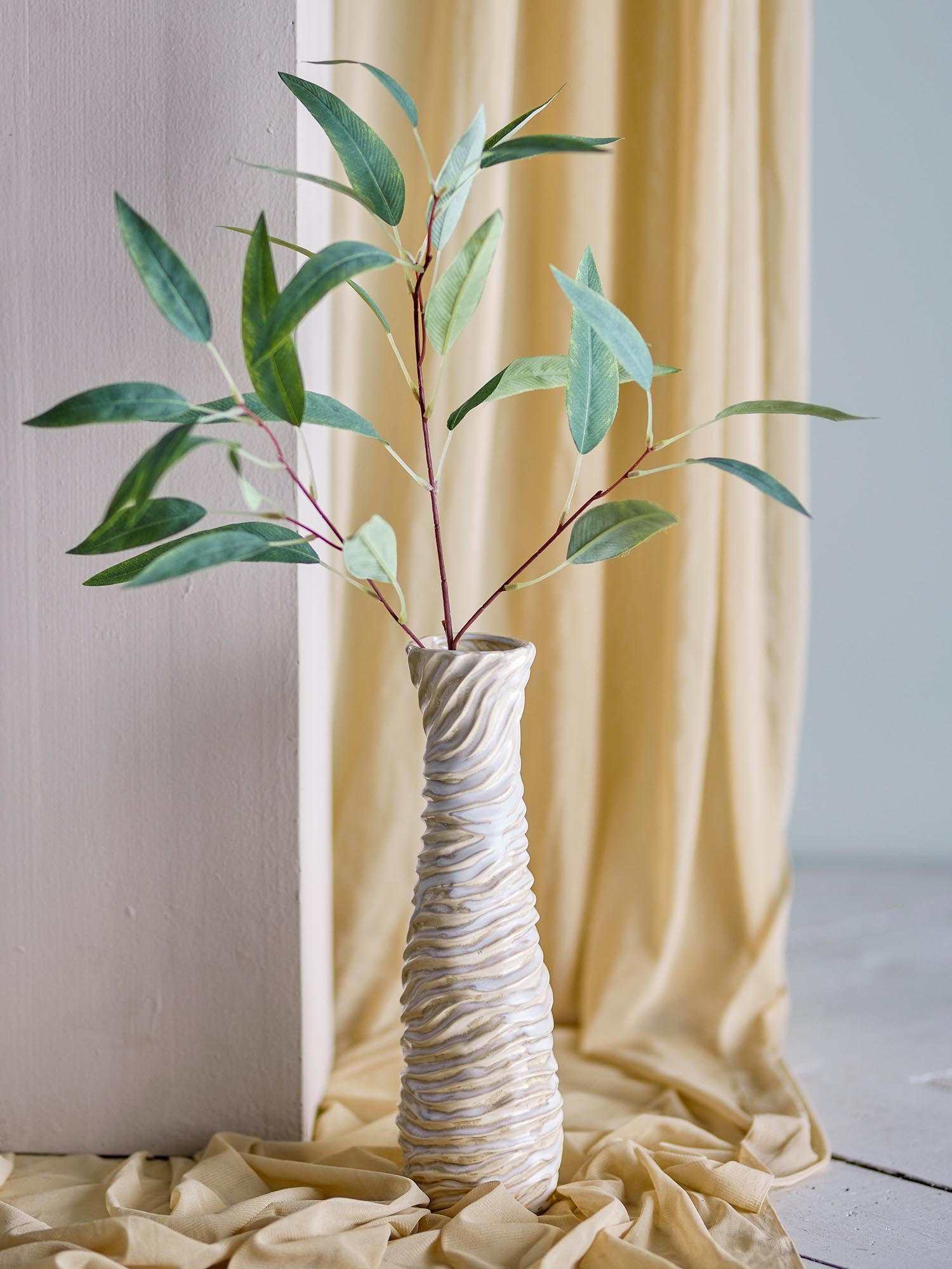 Elegante Steingutvase in Weiss, skandinavisches Design, einzigartig glasiert, ideal für Blumenarrangements.