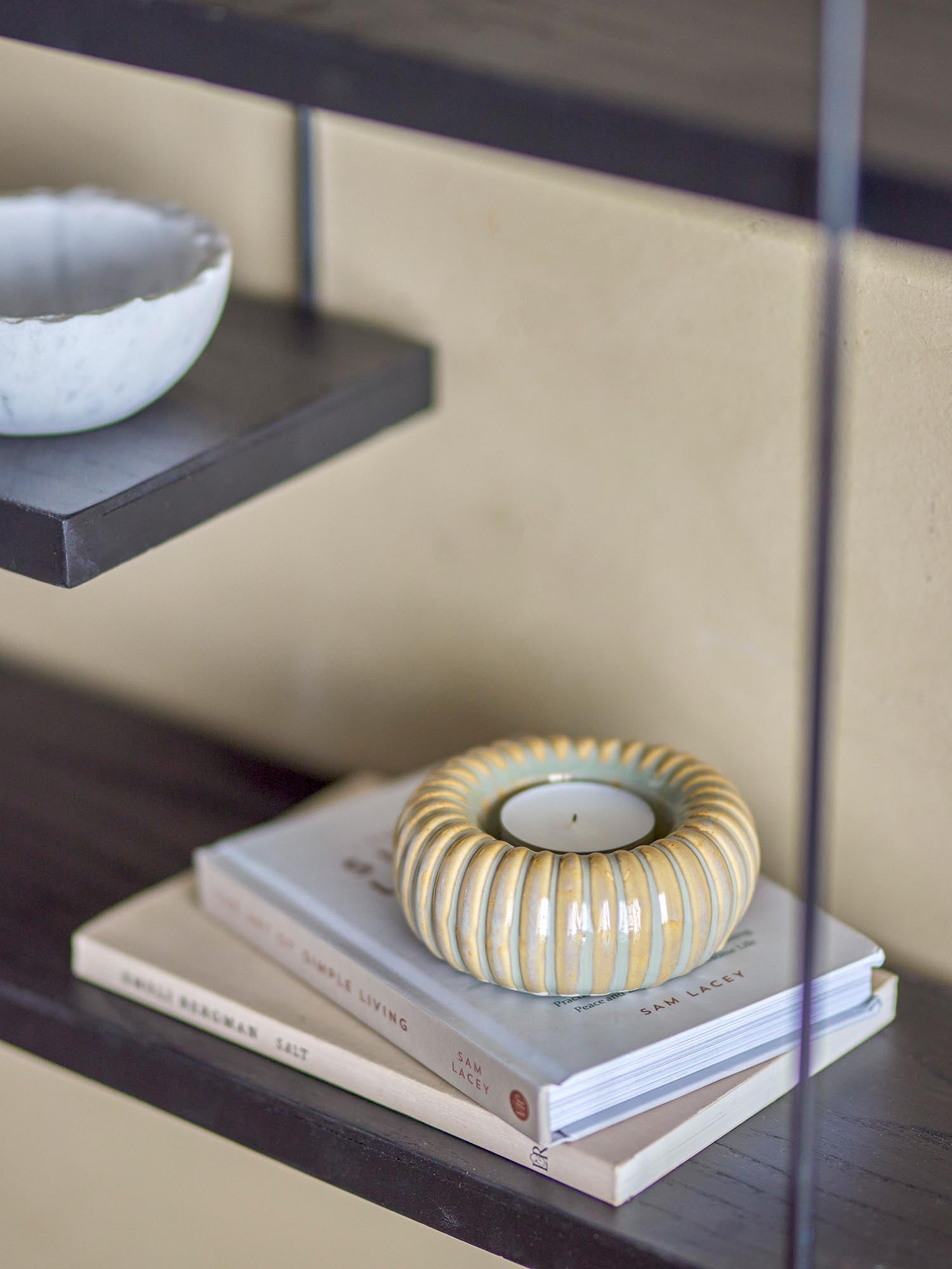 Der Topeka Teelichthalter aus gelbem Steingut von Bloomingville bringt Wärme und Stil in Ihr Zuhause. Perfekt für gemütliche Abende.