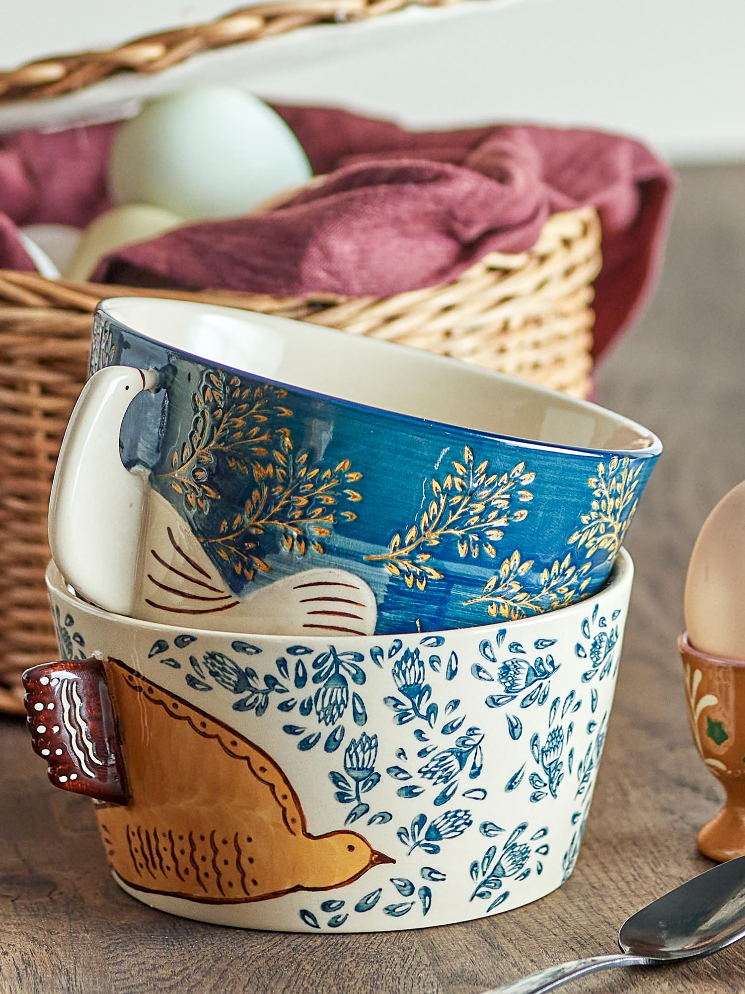 Die Hezha Schale von Bloomingville aus blauem Steingut besticht durch ihr stilvolles Design und hochwertige Verarbeitung.