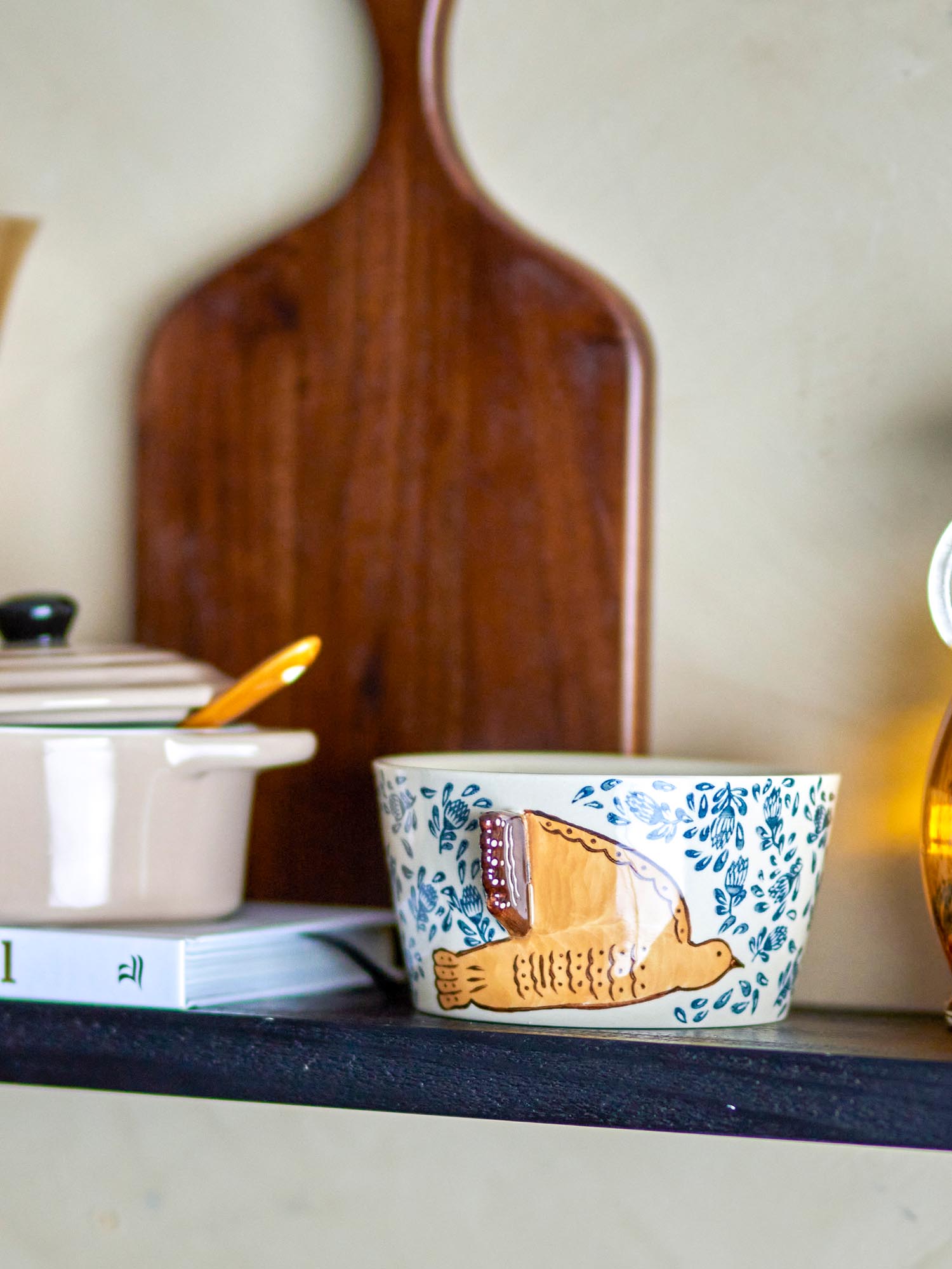 Die Hezha Schale aus Steingut besticht durch handbemaltes Vogelmotiv in Blau und Braun, ideal für stilvolles Servieren.