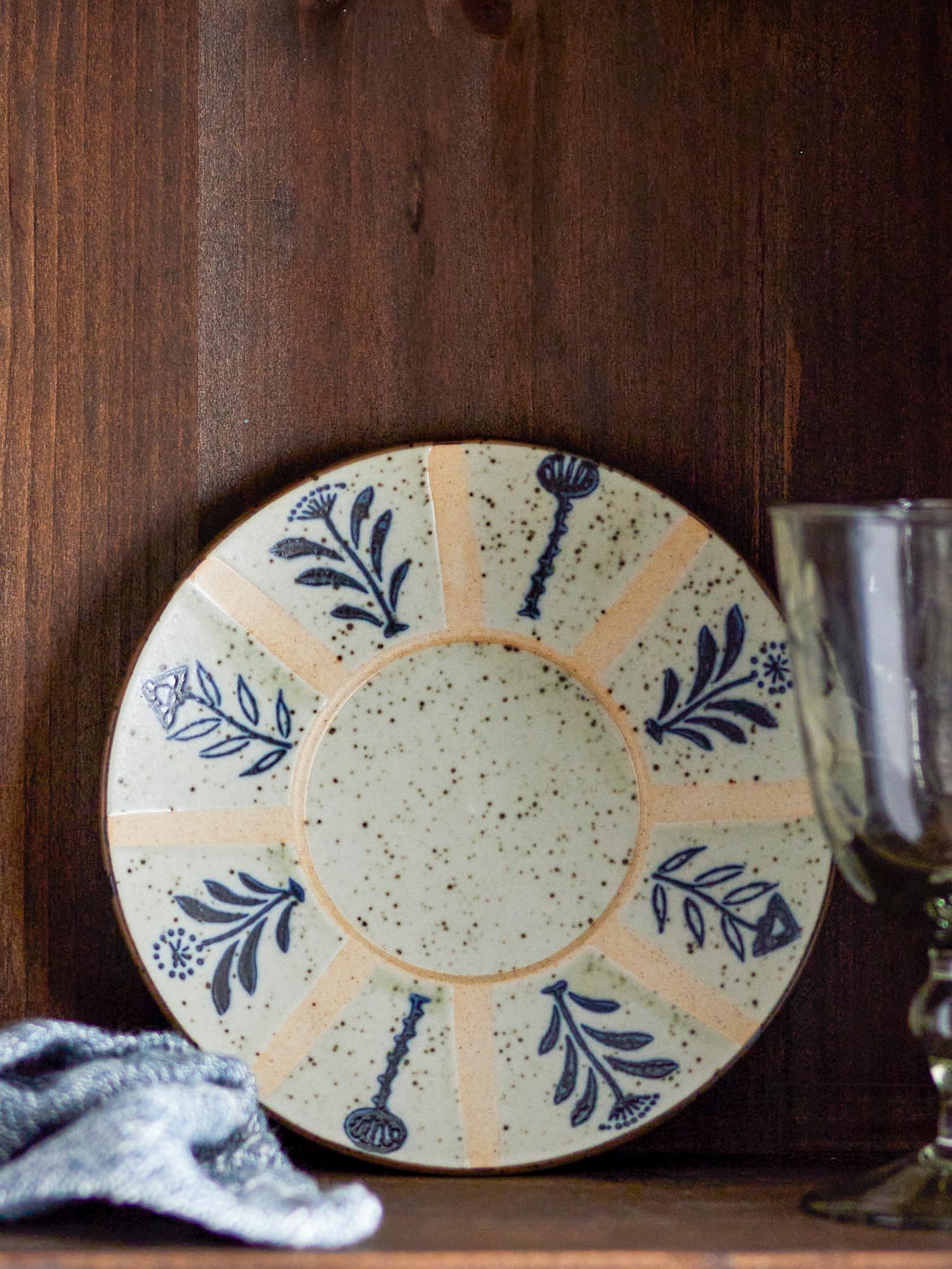 Der Leonie Teller aus blauem Steingut von Creative Collection besticht durch elegantes Design und vielseitige Einsatzmöglichkeiten.