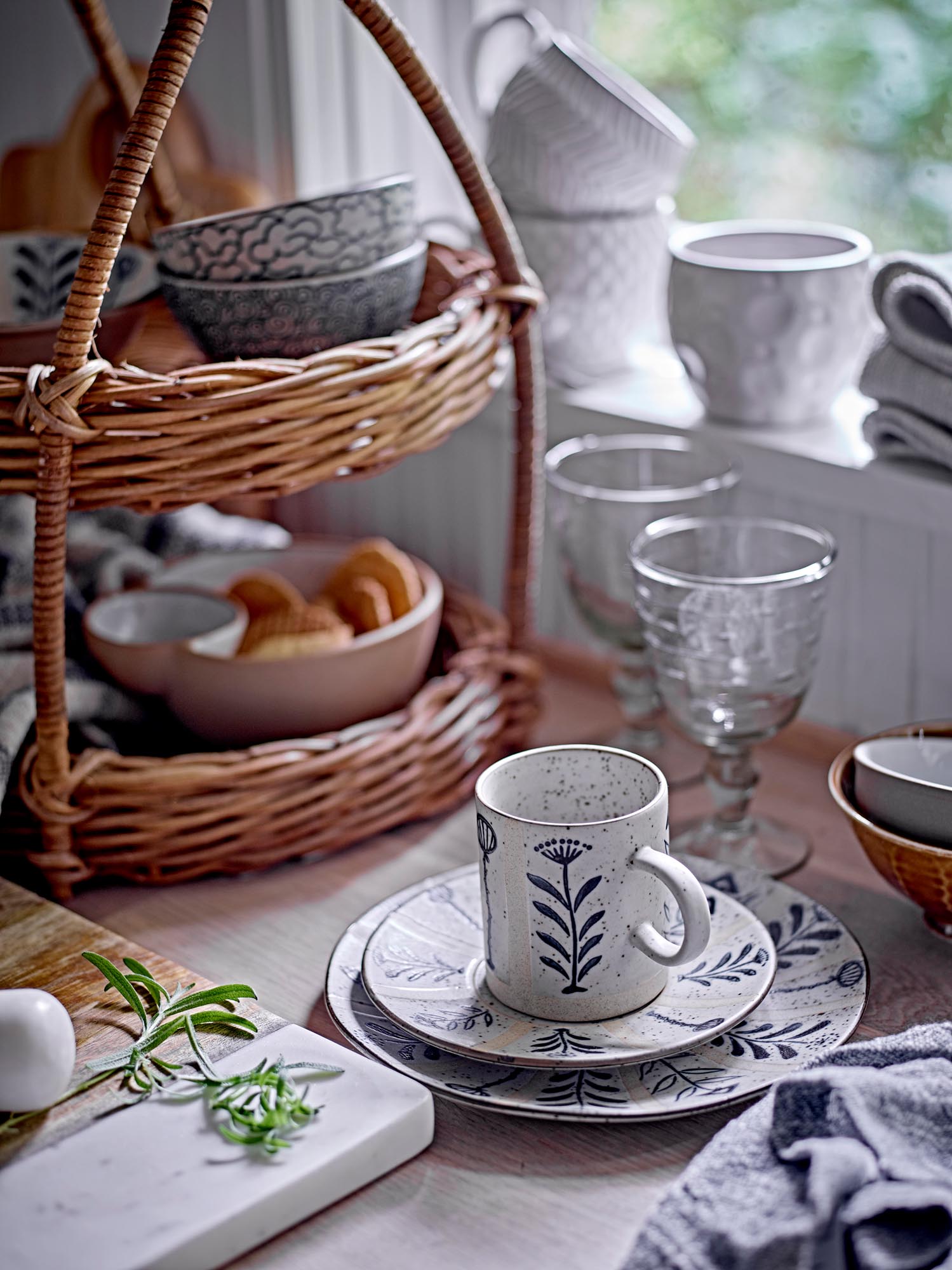 Der Leonie Teller aus blauem Steingut von Creative Collection besticht durch sein elegantes Design für moderne Tischarrangements.