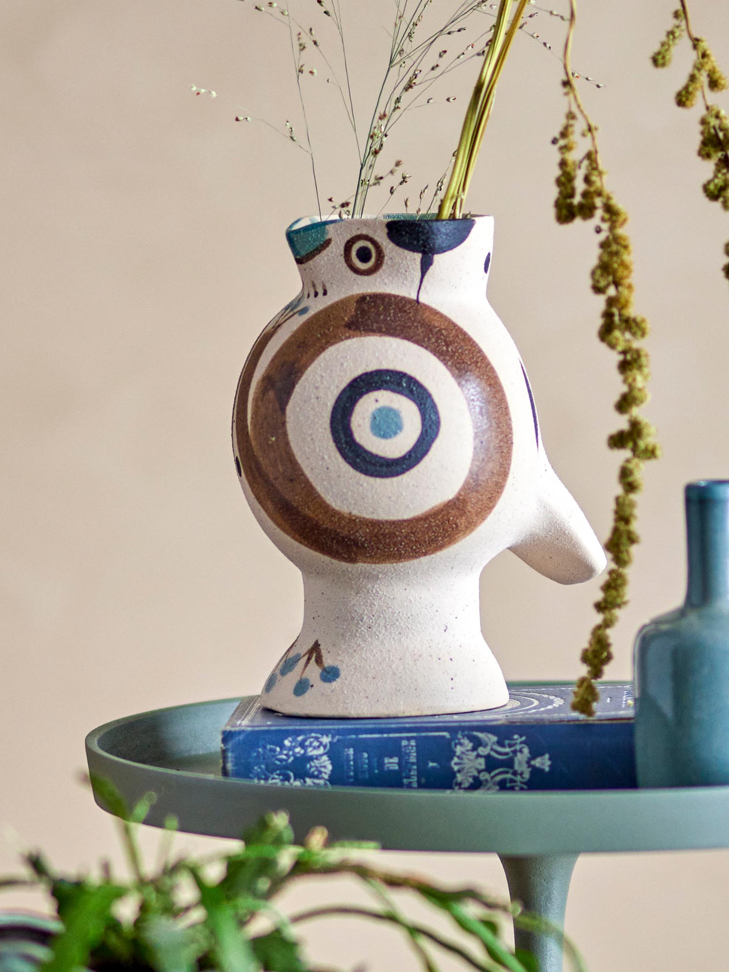 Die Mahrab Vase von Bloomingville aus natürlichem Steingut besticht durch ihr elegantes Design und ihre hochwertige Verarbeitung.