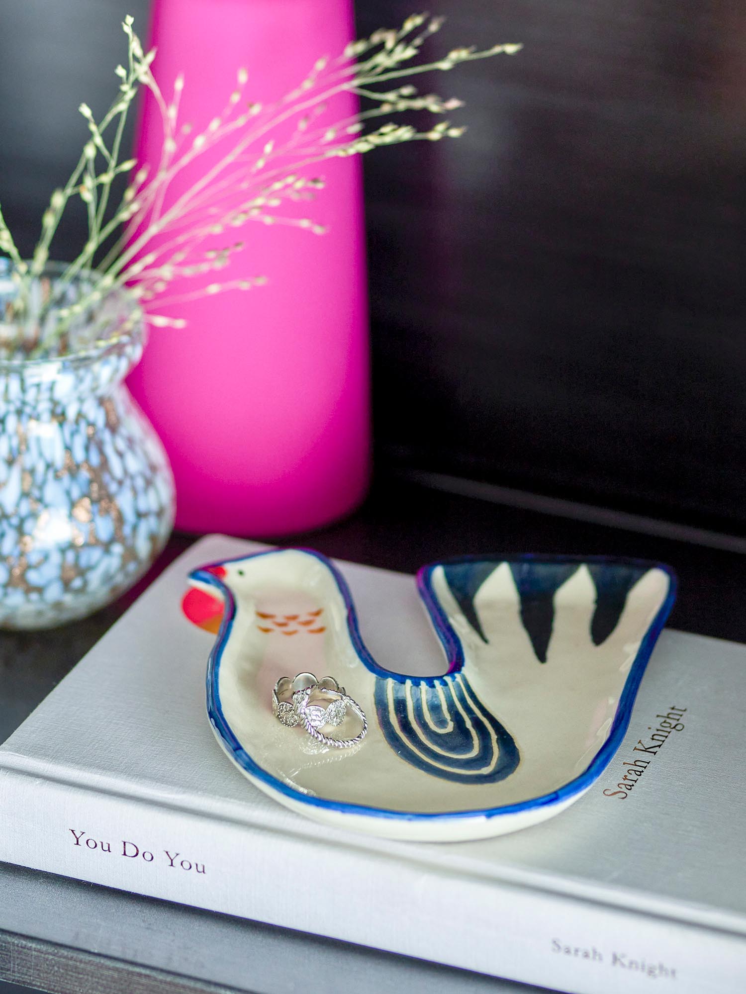 Elegante Trudy Schale aus weissem Steingut von Bloomingville, ideal für stilvolle Tischdekoration und vielseitige Nutzung.