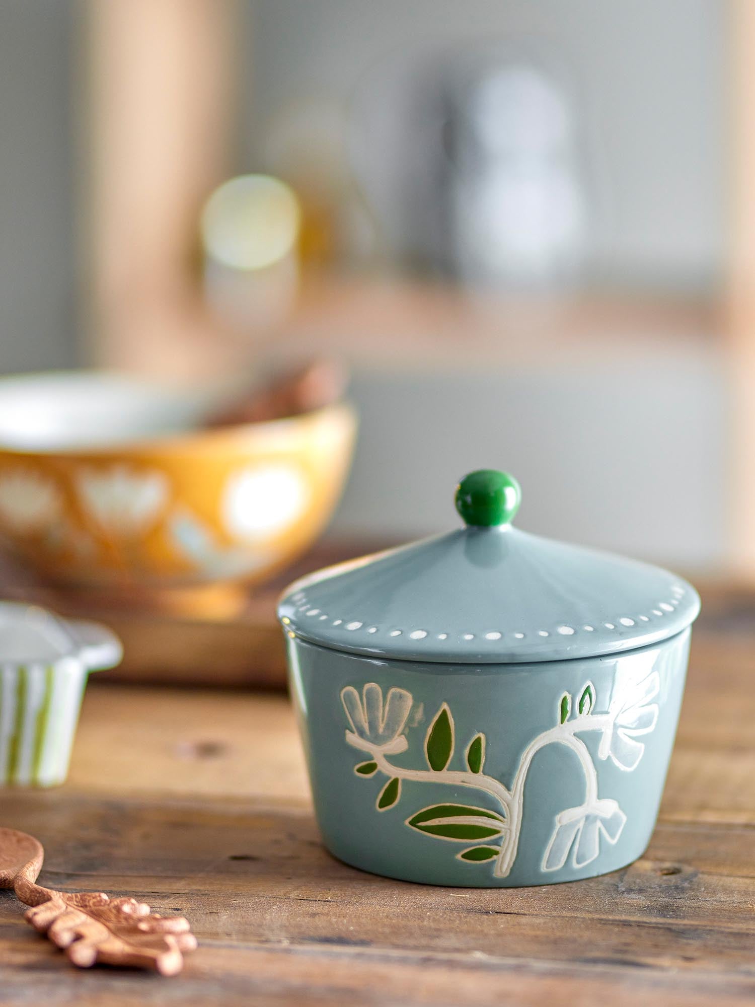 Elegantes grünes Steingut-Gefäss mit Deckel, handbemalt, ideal für Aufbewahrung und Dekoration. Einzigartiger Retro-Charme.