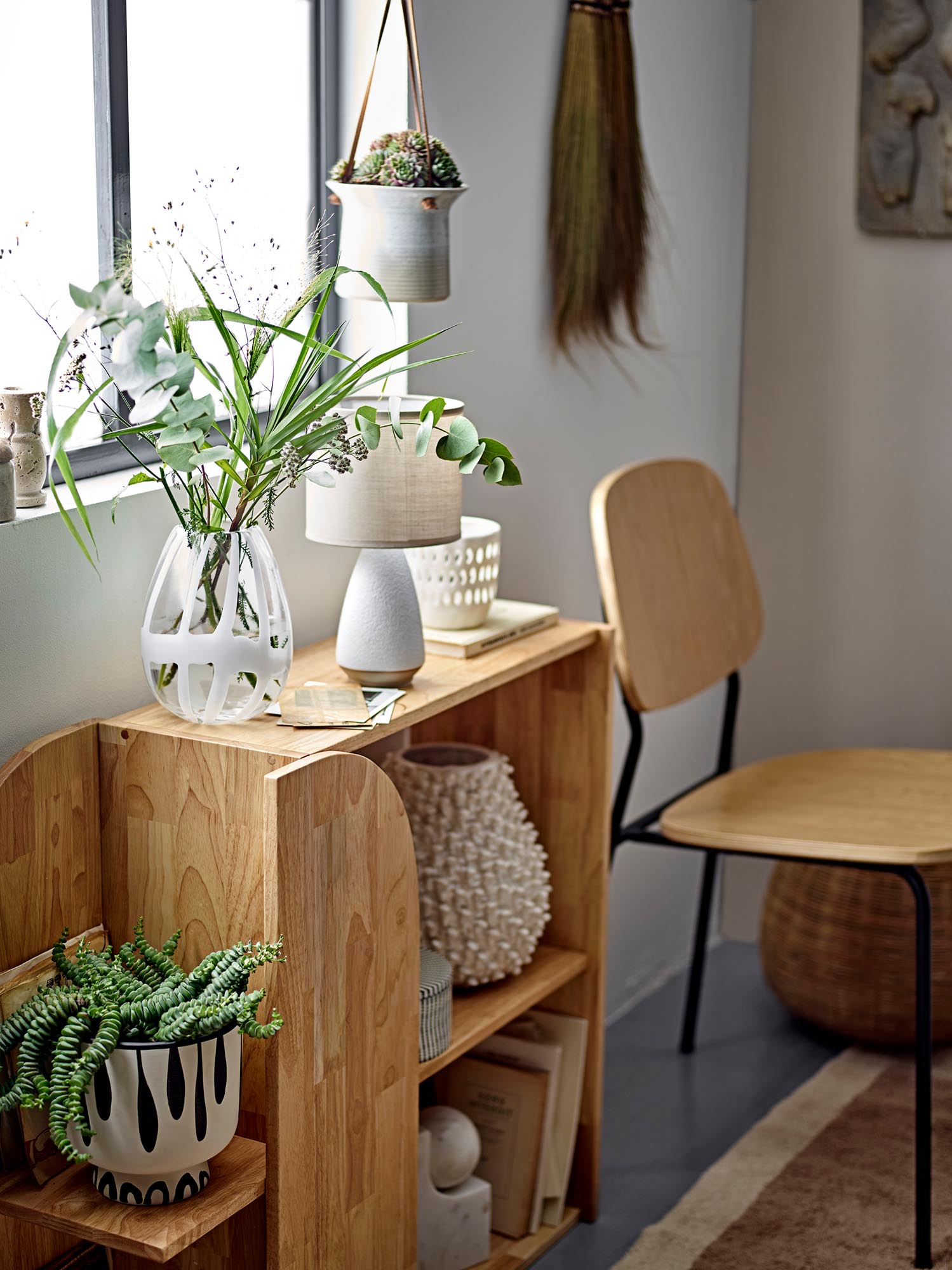 Die Cosmin Vase von Bloomingville: Handgefertigtes Glas mit weissem Muster, ideal für elegante Blumenarrangements.